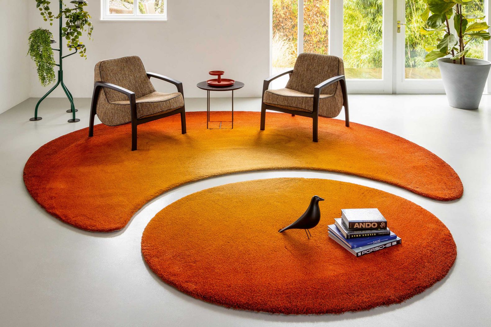 Wie das namensgebende, ringförmige Riff, das eine Lagune umgibt, präsentiert sich der Wollteppich «Atoll» im Raum und beeindruckt mit seiner leuchtenden Farbenpracht. Er ist traditionell handgetuftet und in drei verschiedenen Florhöhen erhältlich, wahlweise auch mit Eukalyptusgarn. Dieser Teppich ist einer der wenigen aus der hauseigenen Kollektion, denn seit vielen Jahren fertigt das Unternehmen individuelle Teppiche aus Wolle oder Leinen nach Kundenwunsch, wobei Grösse, Form und Farbe frei wählbar sind. MILLENERPOORT.NL