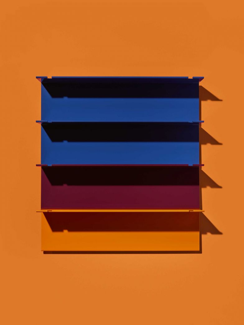 Die Anfänge der umfangreichen Kollektion reichen bis in die 1950er-Jahre zurück, als der damalige künstlerische Leiter namhafte Designer wie Gerrit Rietveld, Friso Kramer, Constant Nieuwenhuys und Benno Premsela mit dem Entwurf von Accessoires beauftragte. Diese wurden nun vom niederländischen Studio Rens in eine überraschende Perspektive gerückt. Mit ihrem frischen Blick auf die Verwendung von Materialien und Farben kombinierten die beiden federführenden Kreativen bestehende und neue Entwürfe, sowohl eigene als auch Entwürfe anderer DesignerInnen. SPECTRUMDESIGN.NL