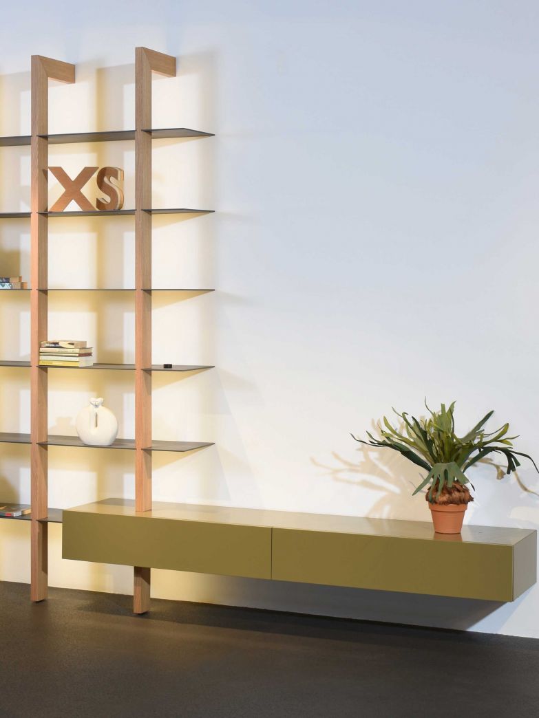 Seit seiner Gründung im Jahr 1958 hat sich das Familienunternehmen auf moderne und hochwertige Stauraummöbel spezialisiert, die zu 100% in den Niederlanden entworfen und produziert werden. Die massgefertigten Möbel zeichnen sich oft durch besondere Raffinesse aus: Diese individuelle Schrankwand besteht aus dem indirekt beleuchteten Holzregal «Groove XS» und dem scheinbar schwebenden Lowboard «Solo», was zu einem abwechslungsreichen Spiel aus geschlossenen und offenen Flächen führt. CASTELIJN.NL