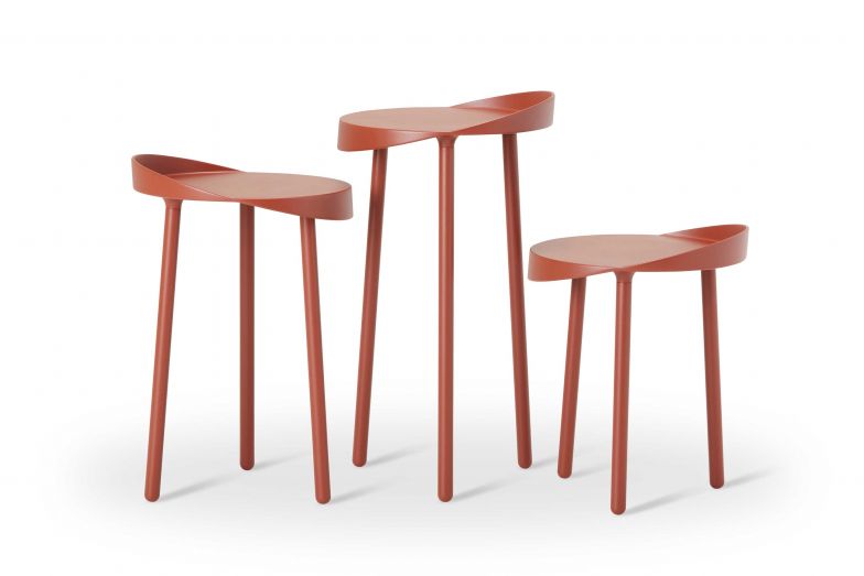 Designklassiker für die Zukunft zu entwickeln, das hatten Tom Dissel und Ton Scholten im Sinn, als sie ihr Einrichtungslabel gründeten. Inzwischen haben sie einige nicht ganz alltägliche Designs entwickelt, zum Beispiel den Beistelltisch «Kelp». Seine runde Tischplatte aus Aluminium wirkt wie gefaltet – ein ebenso schönes wie funktionales Detail. Der Tisch ist in drei Höhen erhältlich, die alle miteinander kombiniert werden können. IJCOON.NL