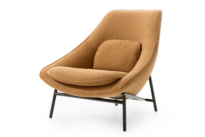 Eine ausladende Sitzschale mit bequem gepolsterter Sitzfläche und einem ebensolchen Rückenpolster. Das macht «Tresto» zu einem einladenden Sessel, der zum Verweilen einlädt. Darüber hinaus ist er auch optisch ein Hingucker, denn die Bezüge für Sitzschale und Kissen sowie die Farbe des Untergestells lassen sich aus einer umfangreichen Palette ganz nach eigenem Geschmack auswählen und kombinieren. Wieder einmal ist in Zusammenarbeit mit dem spanischen Designduo Yonoh ein Sitzmöbel entstanden, das das Potenzial zum Lieblingssessel hat. PODE.EU