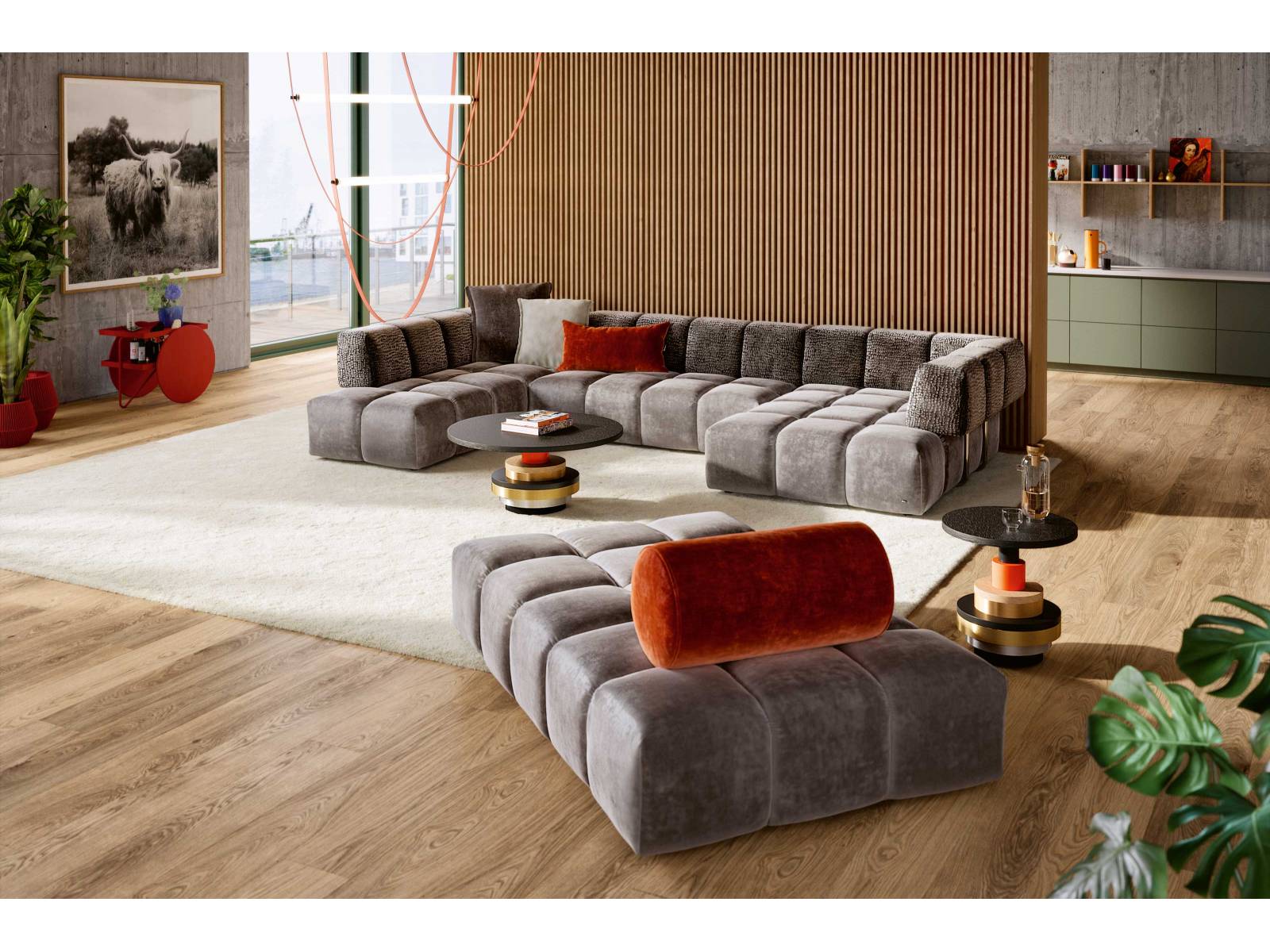 Inspiriert vom Tetris-Spiel der 1980er-Jahre basiert «Edgy» auf Quadern, die sich je nach Bedürfnis immer neu miteinander kombinieren lassen. Die Kollektion ist neu mit schmaleren Modulen erhältlich, wodurch sie sich auch für kleinere Räume eignet. Design: Pauline Junglas. BRETZ.