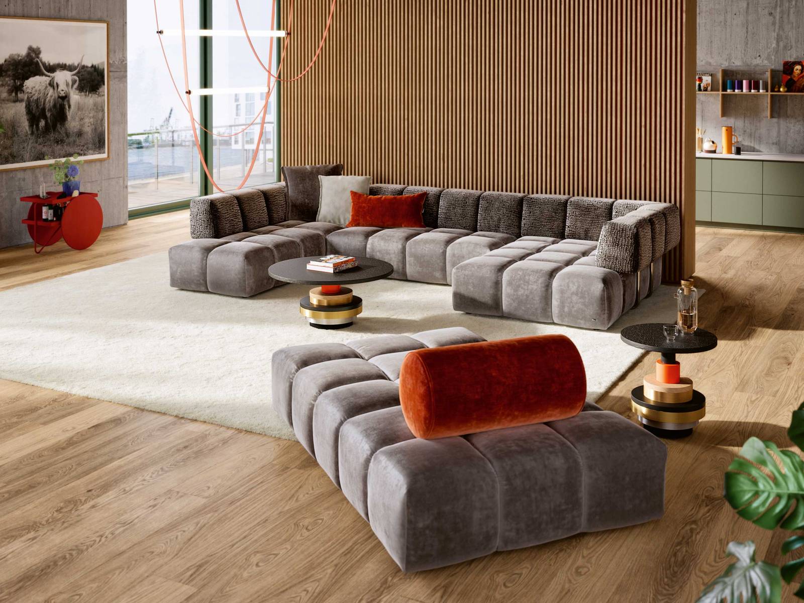 Inspiriert vom Tetris-Spiel der 1980er-Jahre basiert «Edgy» auf Quadern, die sich je nach Bedürfnis immer neu miteinander kombinieren lassen. Die Kollektion ist neu mit schmaleren Modulen erhältlich, wodurch sie sich auch für kleinere Räume eignet. Design: Pauline Junglas. BRETZ.