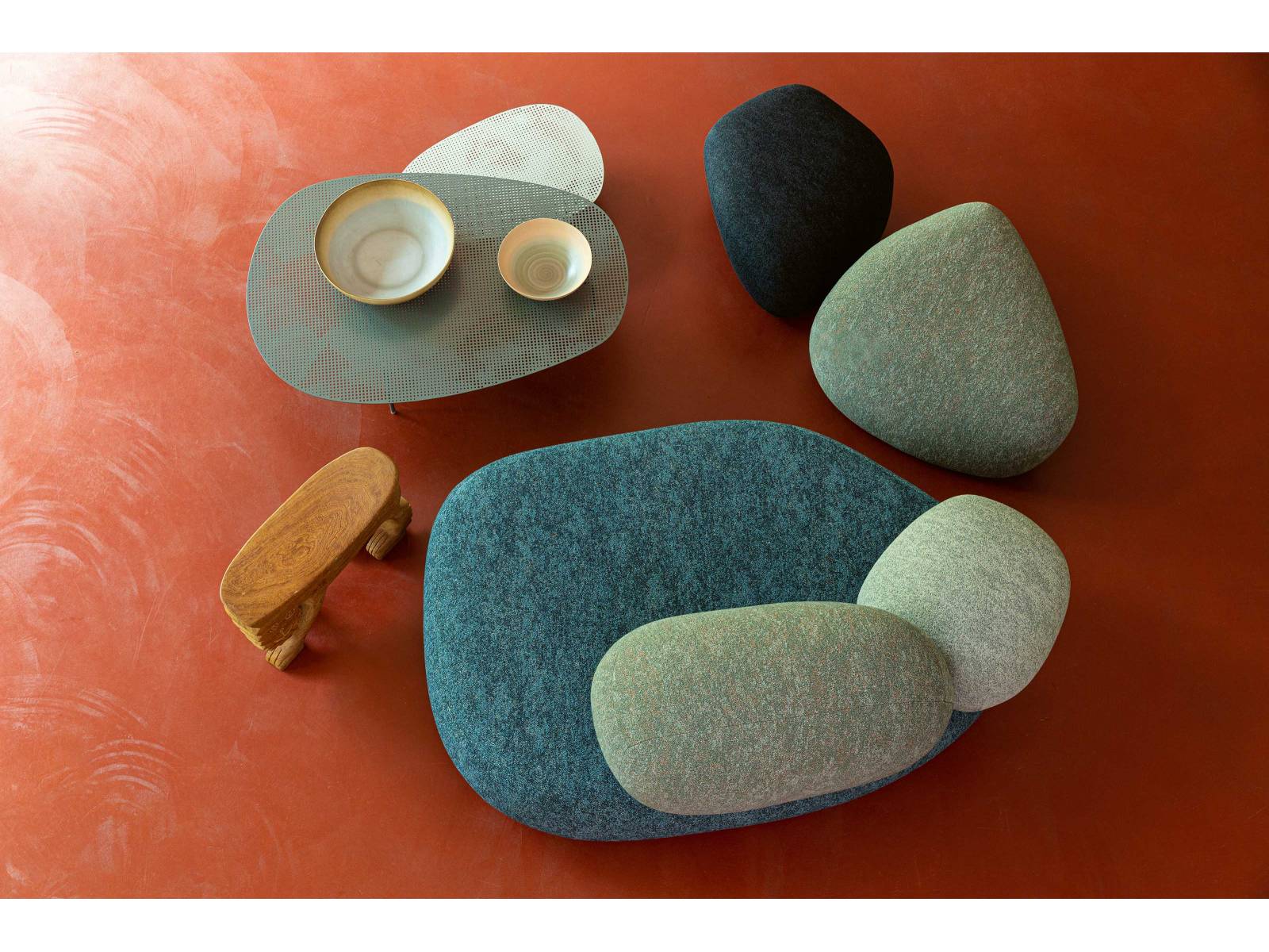 Wie eine Felsformation in der Natur präsentiert sich die neue Polstermöbelkollektion «Pebble Rubble», welche ebenso viel Ruhe wie ihre Inspirationsquelle ausstrahlt und zum gemütlichen Verweilen einlädt. Aus den 15 Sitzmodulen und drei Hockern, die Front Design entworfen hat, lässt sich ein ganz individueller Rückzugsort gestalten. Für die Bezüge stehen 16 Kvadrat-Stoffe zur Auswahl, vier davon exklusiv für den italienischen Möbelhersteller. Foto: Alessandro Paderni. MOROSO.