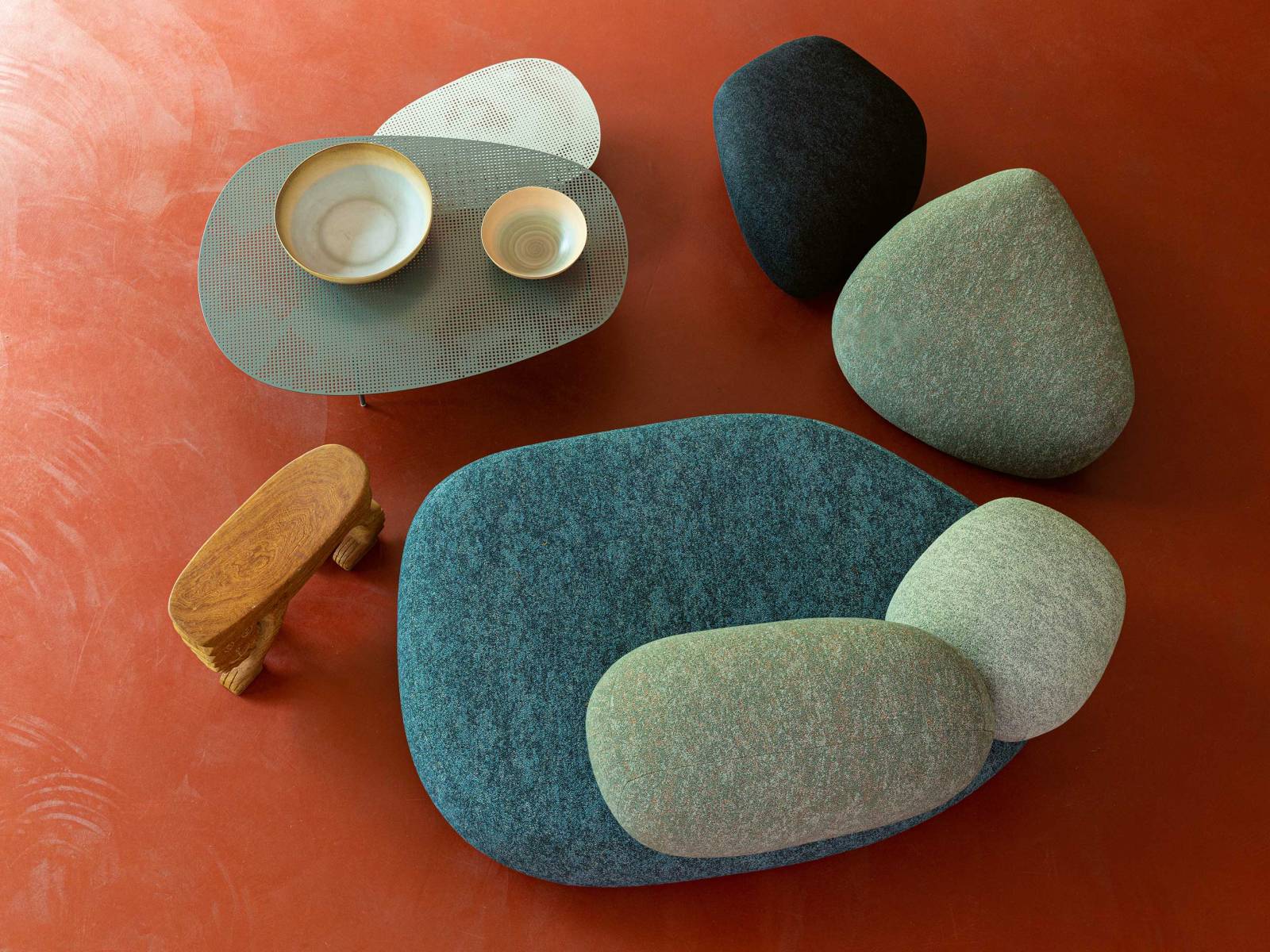 Wie eine Felsformation in der Natur präsentiert sich die neue Polstermöbelkollektion «Pebble Rubble», welche ebenso viel Ruhe wie ihre Inspirationsquelle ausstrahlt und zum gemütlichen Verweilen einlädt. Aus den 15 Sitzmodulen und drei Hockern, die Front Design entworfen hat, lässt sich ein ganz individueller Rückzugsort gestalten. Für die Bezüge stehen 16 Kvadrat-Stoffe zur Auswahl, vier davon exklusiv für den italienischen Möbelhersteller. Foto: Alessandro Paderni. MOROSO.
