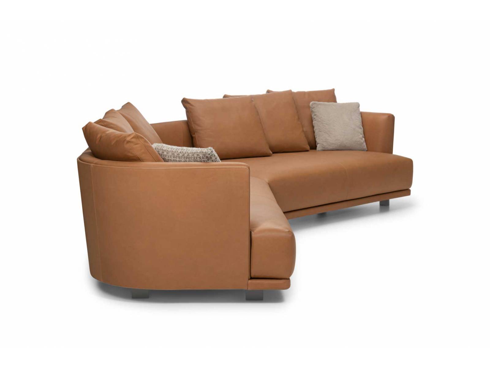 Geradlinig, über Eck oder inselförmig – die Formen der modularen Elemente lassen eine Vielzahl an Kompositionen zu, so dass sich «Cleo» an jeden Raum anpassen kann. Designmerkmal ist die harmonisch geschwungene Schale, die Sitz und Rückenlehne mit Leder- oder Textilbezug nahtlos umschliesst. Design: Vincent Van Duysen. MOLTENI &amp; C.