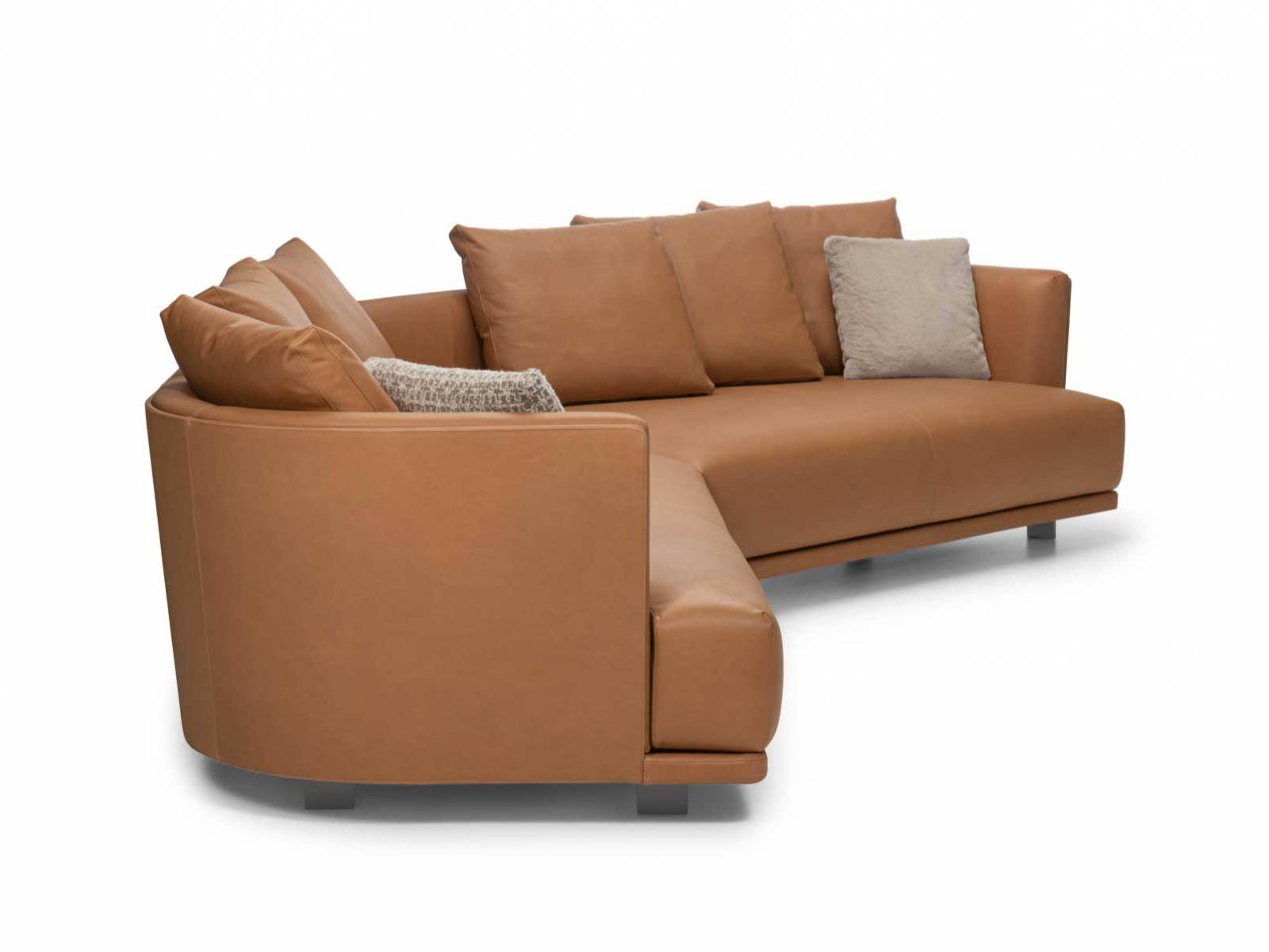 Geradlinig, über Eck oder inselförmig – die Formen der modularen Elemente lassen eine Vielzahl an Kompositionen zu, so dass sich «Cleo» an jeden Raum anpassen kann. Designmerkmal ist die harmonisch geschwungene Schale, die Sitz und Rückenlehne mit Leder- oder Textilbezug nahtlos umschliesst. Design: Vincent Van Duysen. MOLTENI & C.