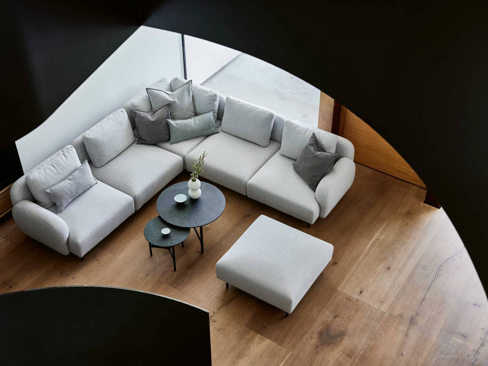 «Ein Sofa ist der Ort, an dem man seinen Körper in die unterschiedlichsten Positionen bringen können muss», sagt Designer Johannes Foersom, der zusammen mit seinem Kollegen Peter Hiort-Lorentzen dieses formschöne Modulsofa für den Innenbereich entworfen hat. Sein Name ist «Aura». CANE-LINE. 