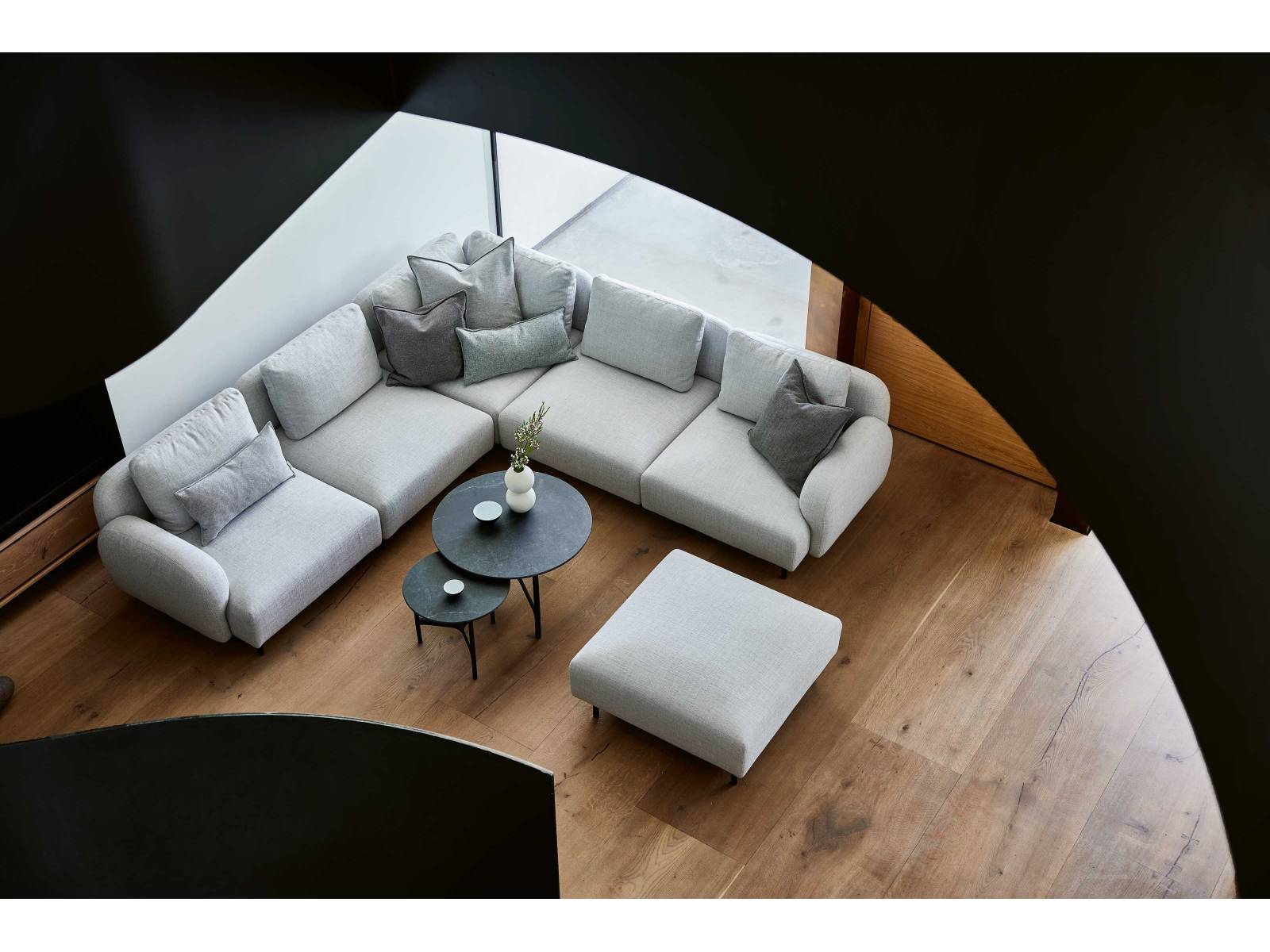 «Ein Sofa ist der Ort, an dem man seinen Körper in die unterschiedlichsten Positionen bringen können muss», sagt Designer Johannes Foersom, der zusammen mit seinem Kollegen Peter Hiort-Lorentzen dieses formschöne Modulsofa für den Innenbereich entworfen hat. Sein Name ist «Aura». CANE-LINE. 