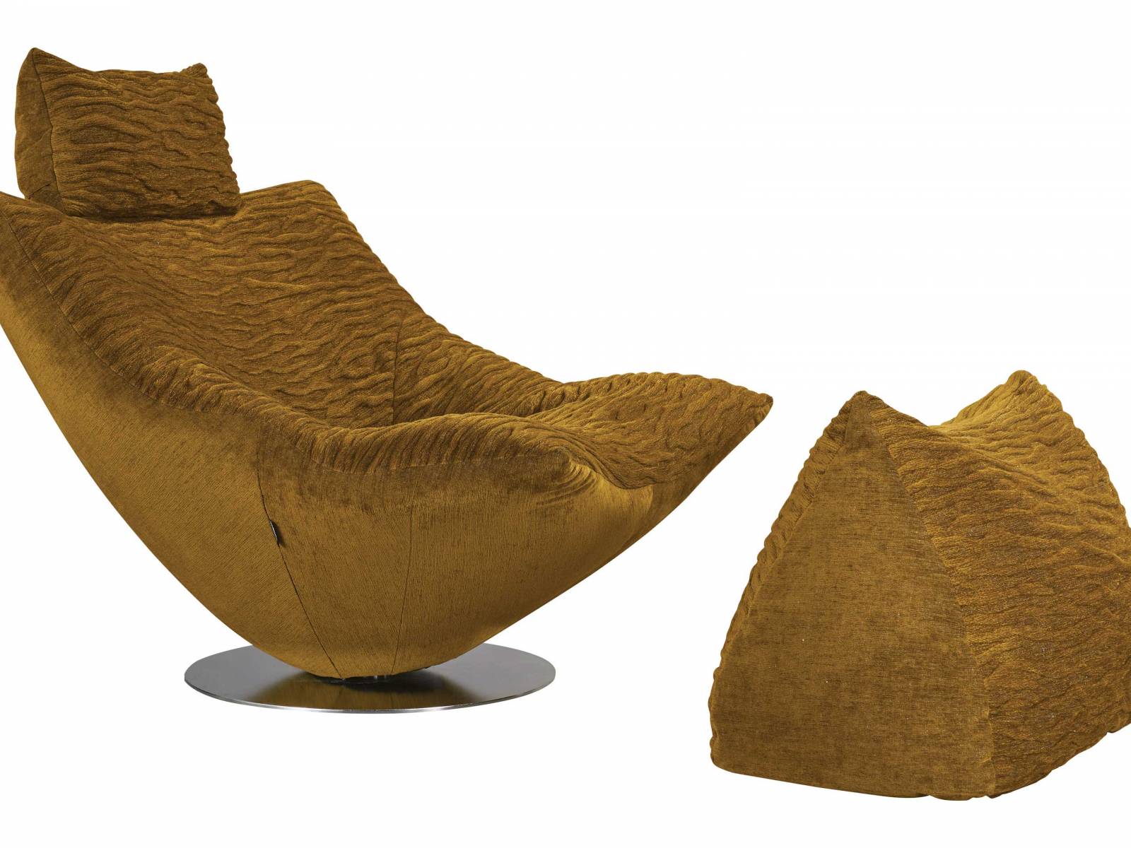 Sessel «Folk» von Stefan Heiliger lädt nicht nur ein, darin zu verweilen – sondern zu bleiben. Denn das Sitzmöbel scheint das Beste eines Sessels und einer Liege zu vereinen und bietet dank seiner ergonomischen Form und der weichen Polsterung hohen Komfort. Foto: Studio Des Plantes. ROCHE BOBOIS.