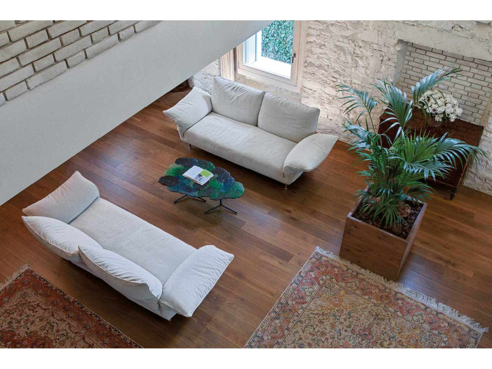 Flauschig. Weich. Elegant. Das sind die prägnanten Merkmale des bequemen Sofas «Standalto» von Francesco Binfaré. Sucht man hier Entspannung, sinkt man wortwörtlich in die Kissen, denn dank eines ausgeklügelten Systems verlieren Rücken- und Armlehnen jegliche Steifheit und lassen sich wie flauschige Kissen mit wenig Druck beliebig zurechtformen. EDRA.