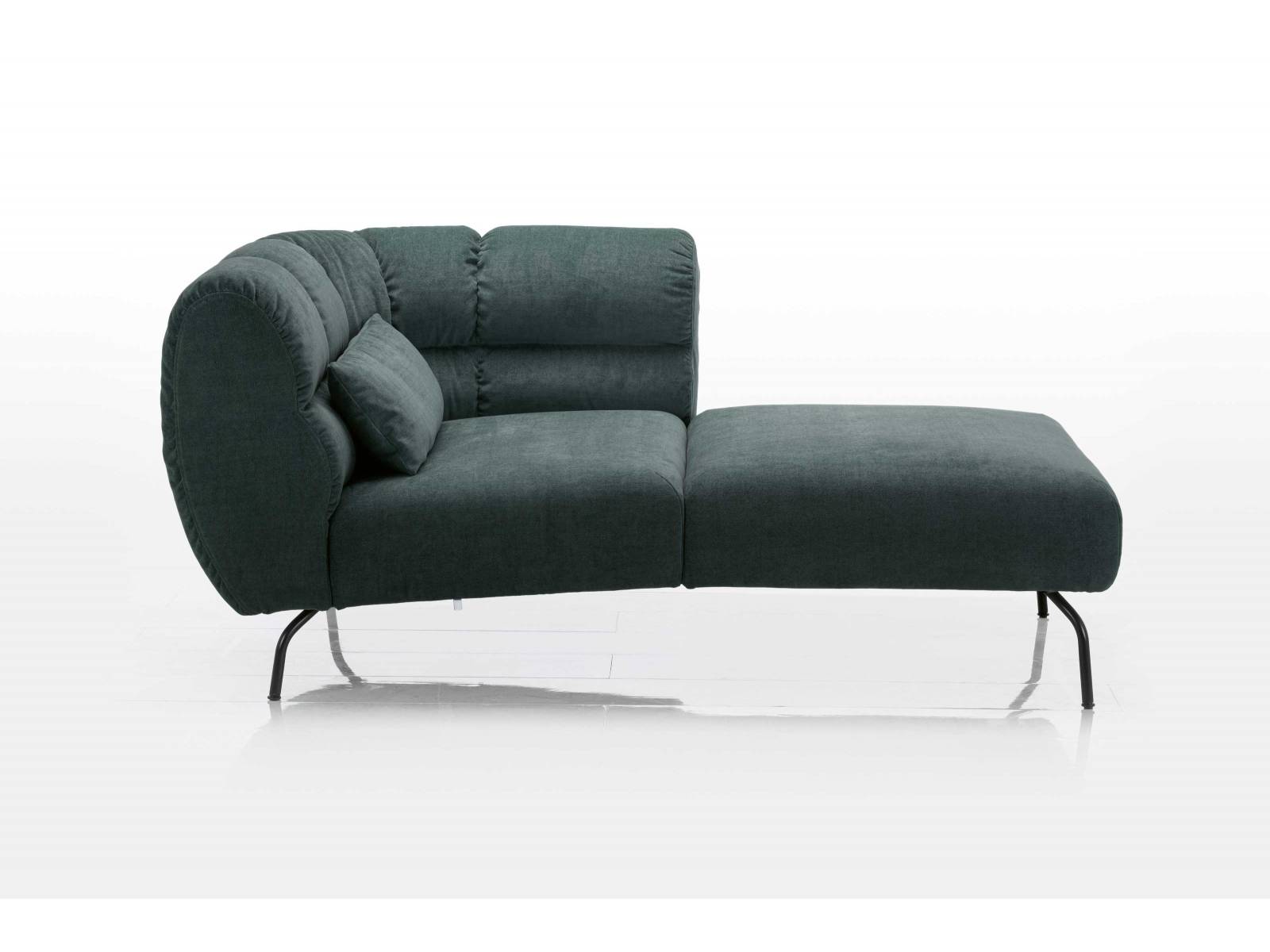 In diesem Jahr machte das Polstermöbelprogramm «Magnolia» von Kati Meyer-Brühl schon mehrfach von sich reden, nicht zuletzt wegen zahlreicher Auszeichnungen. Von einer blühenden Magnolie inspiriert, laden die weichen Sitzobjekte mit ihrer frischen, doch vertrauten Formensprache ein, es sich bequem zu machen. Stützenden Halt erfährt man von der weichen, gewölbten Lehne, die sich u-förmig um die Sitzfläche schmiegt. Foto: Nava Rapacchietta. BRÜHL.