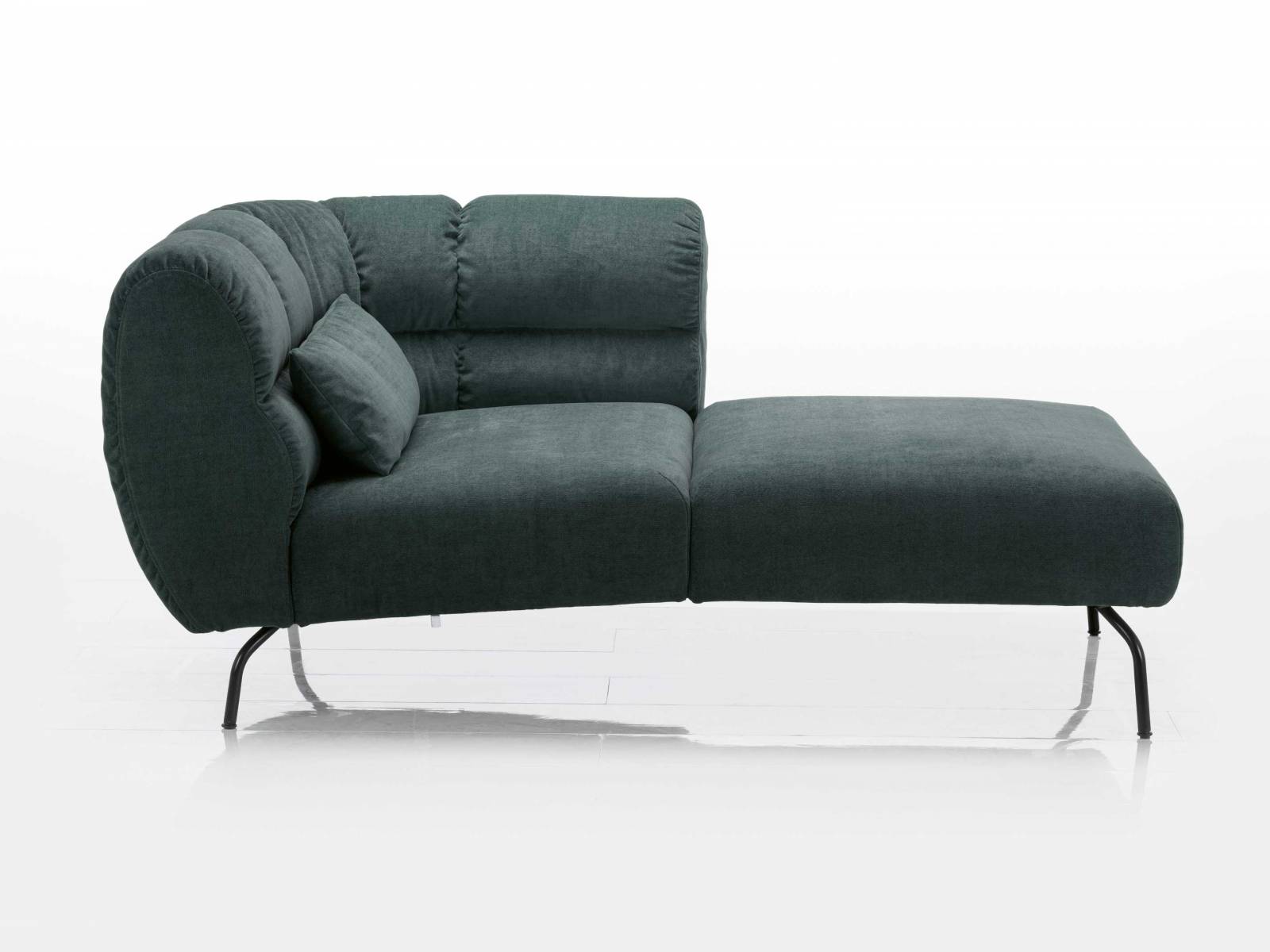 In diesem Jahr machte das Polstermöbelprogramm «Magnolia» von Kati Meyer-Brühl schon mehrfach von sich reden, nicht zuletzt wegen zahlreicher Auszeichnungen. Von einer blühenden Magnolie inspiriert, laden die weichen Sitzobjekte mit ihrer frischen, doch vertrauten Formensprache ein, es sich bequem zu machen. Stützenden Halt erfährt man von der weichen, gewölbten Lehne, die sich u-förmig um die Sitzfläche schmiegt. Foto: Nava Rapacchietta. BRÜHL.