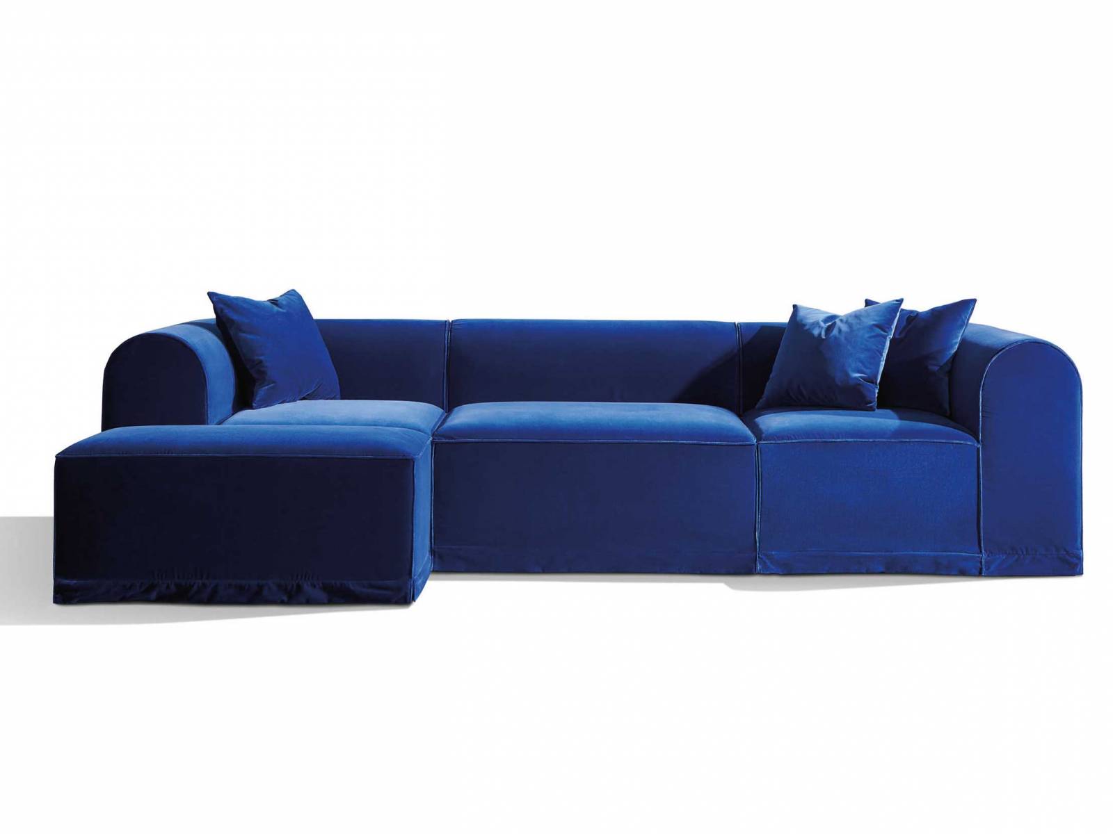 Zeitgemässe Produkte mit einer Verbindung zur Tradition zu schaffen – das ist dem Designerpaar Neri & Hu auch bei ihrer neuen Polstermöbelserie  «Blocks» gelungen. Organisch  und geometrisch zugleich ermöglichen die einzelnen bodennahen Module eine Vielfalt an Kombinationen. Der Bezug erinnert an die Optik einer Husse und erzeugt eine entspannte Anmutung. Foto: Max Rommel. WITTMANN.