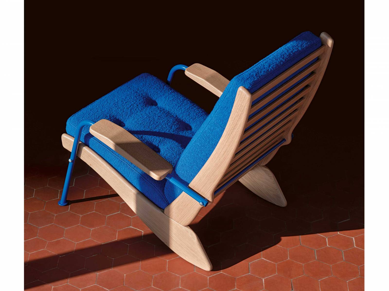 Dass Jean Prouvé seinen Sessel, den er 1948 entwarf, «Kangourou» nannte, beweist Sinn für Humor. Wie sein tierischer Namensgeber verlagert das Sitzmöbel sein Gewicht auf die Hinterbeine und macht es dem darin Sitzenden dadurch besonders bequem. Die neuaufgelegte Variante kombiniert naturfarbene Eiche mit Metallbeinen, während das Polster von einem weich gewebten Bouclé-Stoff umhüllt ist. VITRA.