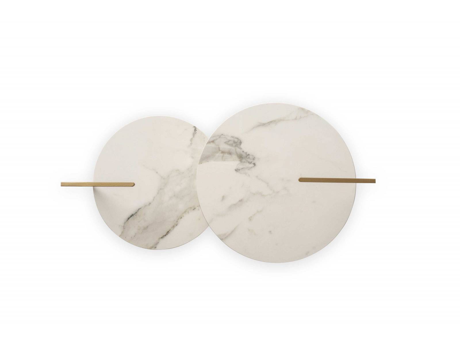 Bei «Carry» ist der Name Programm: Der kleine Tisch, bestehend aus einem grafischen Gestell, auf das eine dekorative Keramikplatte aufliegt, lässt sich mit nur einem Griff hochheben und tragen. Design: Klaus Nolting. MÖLLER DESIGN.