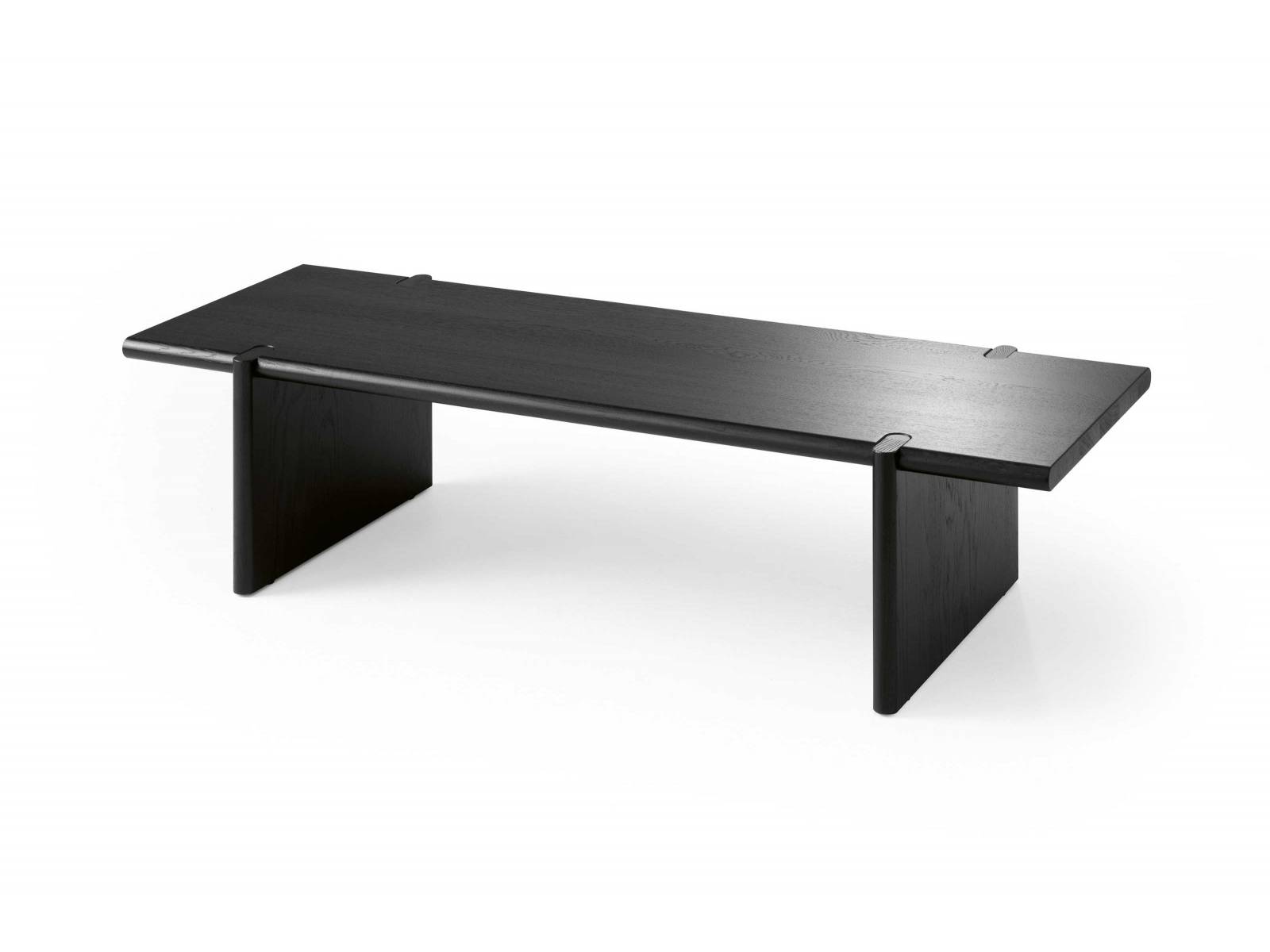 Hanne Willmann dienten natürlichen Materialien und Handwerkskunst als Inspiration für den einfallsreichen wie ästhetischen Tisch «Nunos», bei dem die massiven Eichenholzelemente wie Puzzlestücke ineinandergreifen. Die Tischplatte liegt dabei nicht etwa auf dem Gestell auf, sondern verschmilzt mit ihm zu einer harmonischen Einheit. LEOLUX.