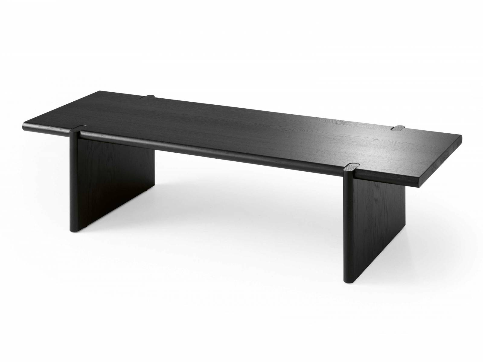 Hanne Willmann dienten natürlichen Materialien und Handwerkskunst als Inspiration für den einfallsreichen wie ästhetischen Tisch «Nunos», bei dem die massiven Eichenholzelemente wie Puzzlestücke ineinandergreifen. Die Tischplatte liegt dabei nicht etwa auf dem Gestell auf, sondern verschmilzt mit ihm zu einer harmonischen Einheit. LEOLUX.