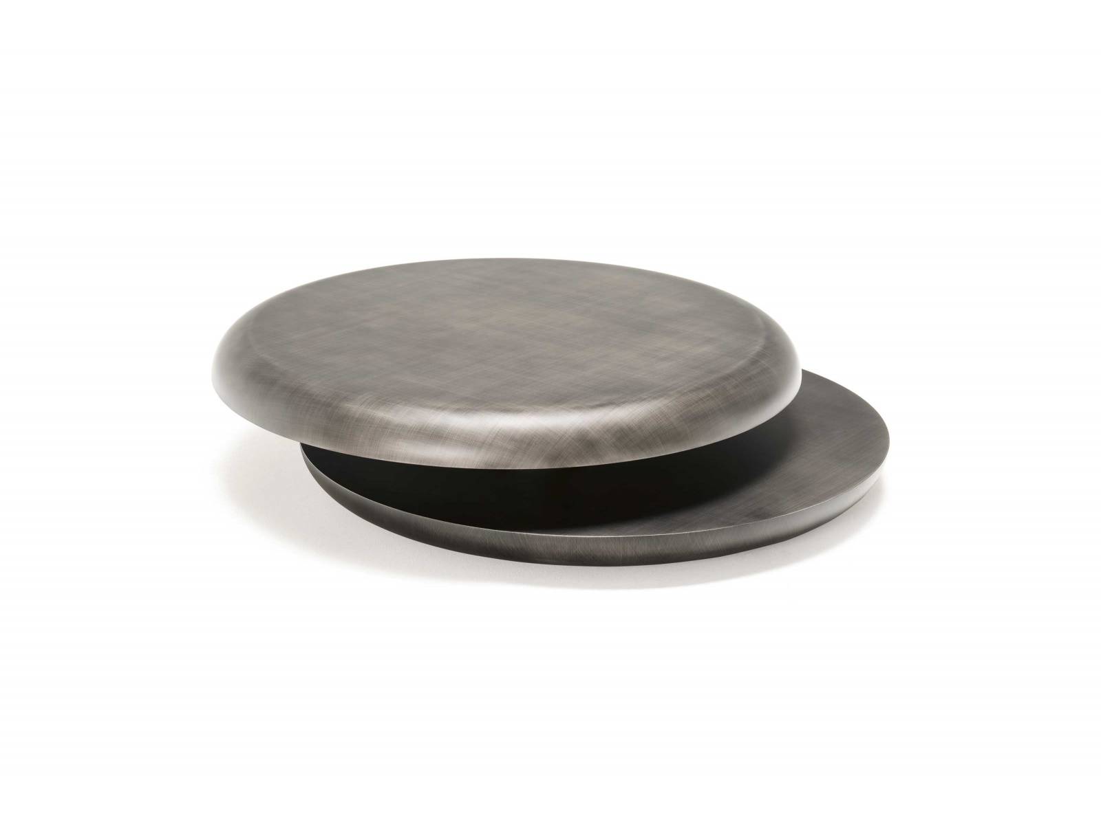 Ob Emanuele Zenere wohl an Macarons dachte, als er den Tisch «Yo-Yo Brushed» entwarf? Man könnte es fast meinen, hat der zweiteilige Aufbau des eleganten Couchtisches mit drehbarer Tischplatte doch grosse Ähnlichkeit mit dem französischen Baisergebäck. Der Tisch ist wahlweise in Holz Brushed Bronze oder Brushed Grey erhältlich. Foto: Tortora. CATTELAN ITALIA.
