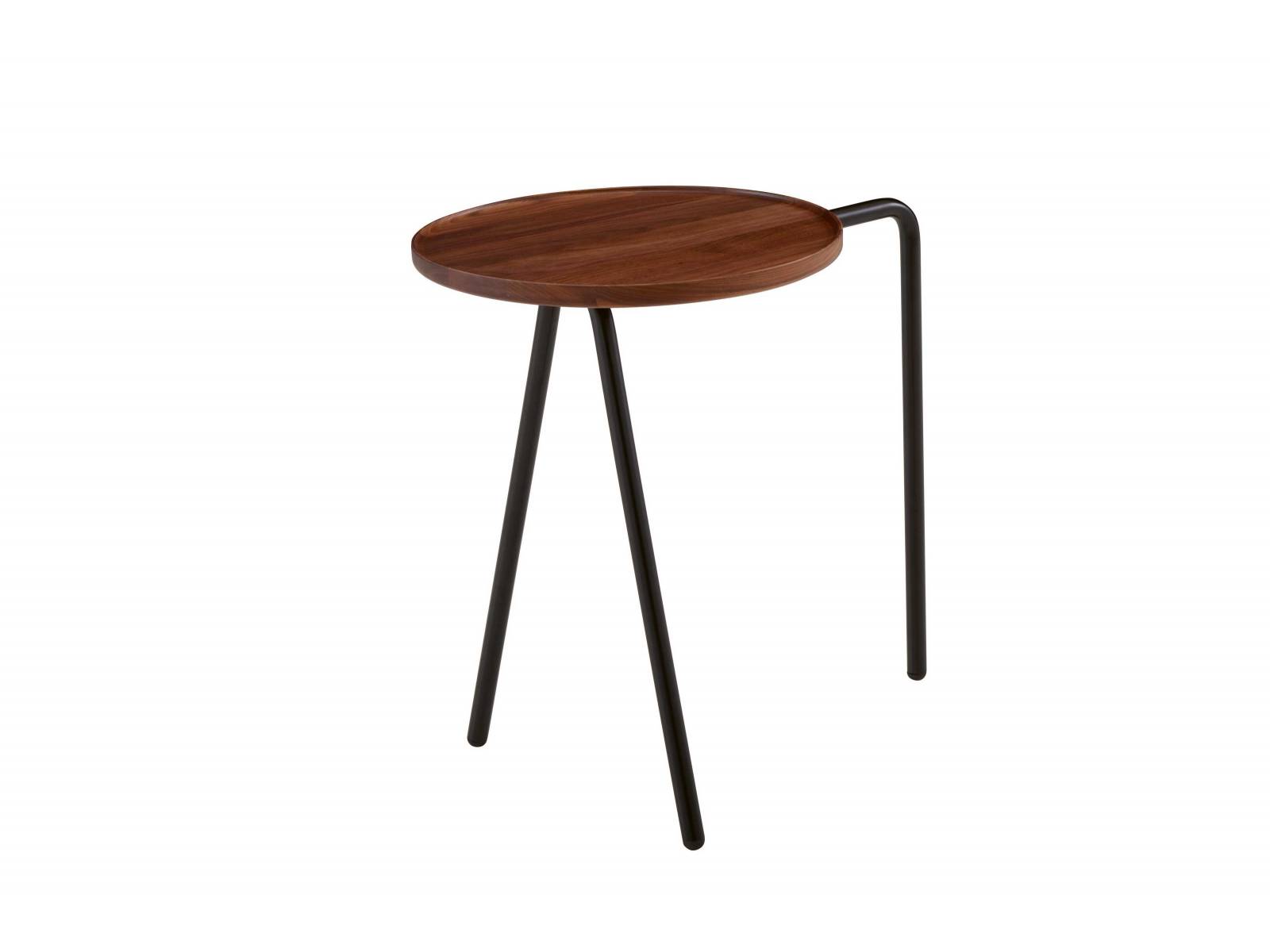 Findet noch im kleinsten Zwischenraum ein Plätzchen: Der dreibeinige Beistelltisch «Frà» wird ganz einfach zwischen die Sitzflächen eines Modulsofas geschoben, fertig ist die praktische Ablage. Design: E-GGS. LIGNE ROSET.