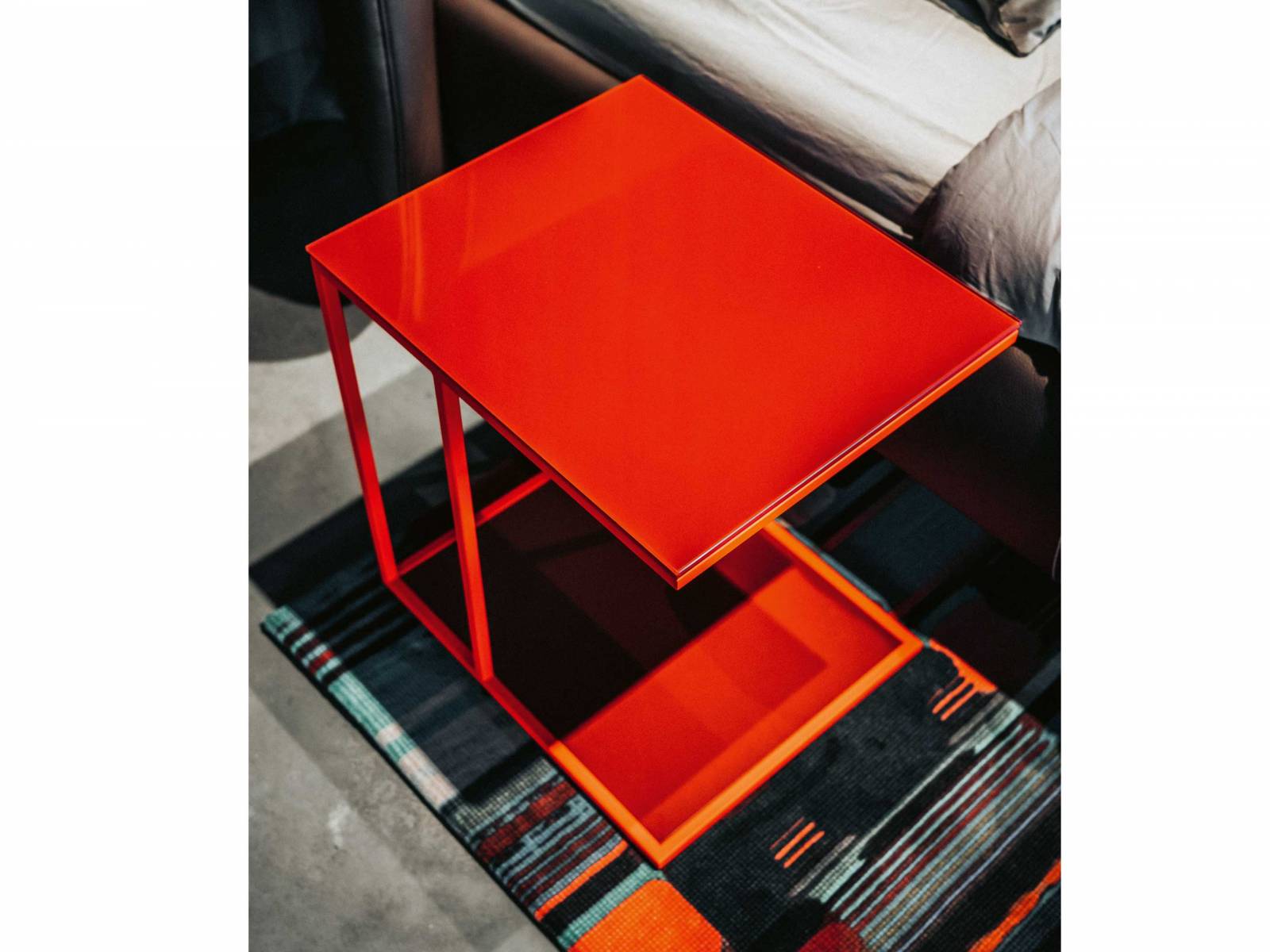 Passt nicht, gibts nicht. Denn dieser moderne Beistelltisch aus der Kollektion «T3» lässt sich individuell konfigurieren, wodurch er den jeweils gewünschten persönlichen Stil zur Schau stellt. Foto: Ingo Rack. KETTNAKER.