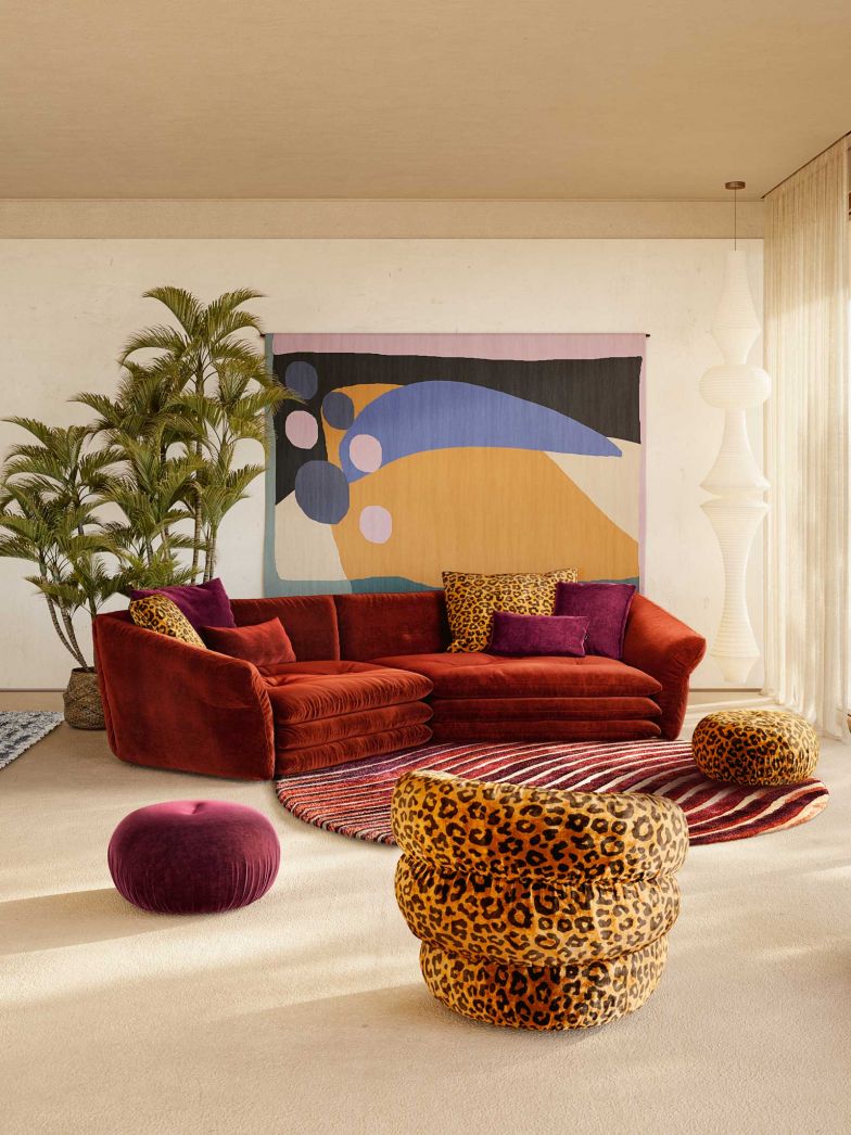 Polster-Safari: Zum 130-jährigen Firmenjubiläum schenkt Bretz uns kein schnödes Sitzmöbel, sondern eine Einladung zum Träumen und Loslassen. «Manyara» ­erinnert mit seinen üppig gestapelten Polstern an die sanften Hügel der afrika­nischen Savanne, während die Farbpalette die warmen Töne eines endlosen Horizonts einfängt. Die ­dreischichtige Konstruktion des modularen Sofas verspricht eine Sitzqualität, die man sonst nur von mass­geschneiderten Lösungen kennt.  bretz.de