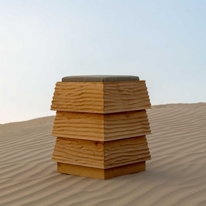 Heilig Hocker: Der Sitzhocker «Pagode» ist ein Teil von Daniel Heiligs «Monuments»-Kollektion und inter­pretiert die Essenz ostasiatischer Tempel­bauten in einer zeitgenössischen Form. Der Hocker besteht aus einem schmalen Sockel, der einen handgeölten Eichen­körper trägt, gekrönt von einem hochwertigen Wollstoff-­Sitzpolster. Die Farbpalette reicht von ele­gantem Schwarz bis hin zu subtilen Melange-­Tönen, die in traditioneller Fisch­grätentechnik gewebt sind. Mit einer streng limitierten ­Auflage von nur 12 Exemplaren pro Farbe ­unterstreicht «Pagode» seinen Status als Sammlerstück.  heilig-objects.com