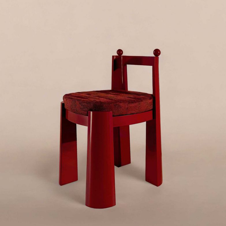 In Rot: Satiniertes Rot und eine verspiegelte Sitzfläche prägen den Stuhl «Rubis», eine glamouröse Neuinterpretation der Kollektion «1976». Aus Eschenholzfurnier gefertigt, verkörpert er den Übergang vom Rustikalen zum Urbanen, ohne dabei seine ikonische Form zu verlieren. Sein abnehmbares Polster bietet Vielseitigkeit, wobei die Kollektion auch zukünftig mit neuen Materialien und Farben erweitert werden soll.  nouveaustandard.fr