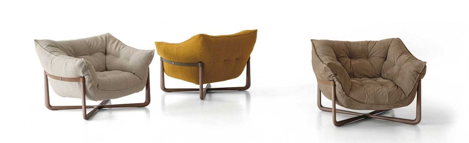 Sessel aus Wolke: Für Sessel «Donald» liess sich Marco ­Fumagalli von den lässigen Modellen der 1970er-Jahre inspirieren. Das üppige ­Polster liegt wie ein grosses Kissen in dem ­Gestell aus Walnussholz und ist auch ebenso bequem. Oder anders gesagt: Wer sich in «Donald» niederlässt, fühlt sich, als würde er auf einer Wolke sitzen, ohne dabei den Boden unter den Füssen zu verlieren. Foto Gio Sormani. cierreimbottiti.it