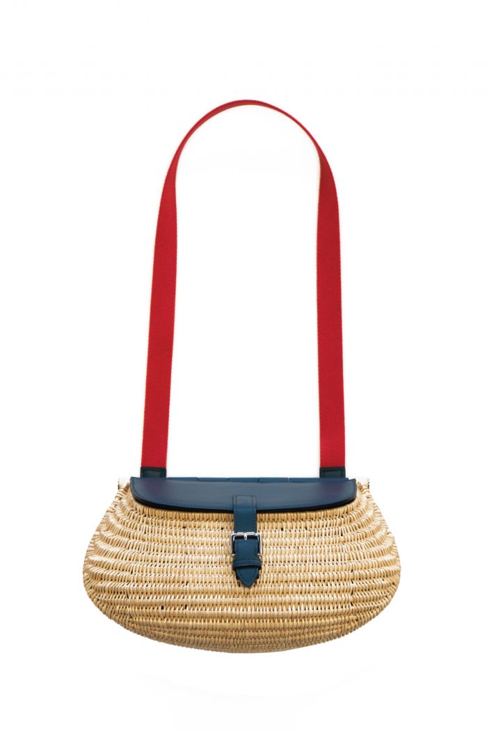 An der Strandpromenade flanieren, im Boot der Sonne entgegen rudern oder einfach inmitten einer Frühlingswiese sitzen: All das können wir uns problemlos mit diesem chicen Anglerkorb aus Weide vorstellen. Hermés.  