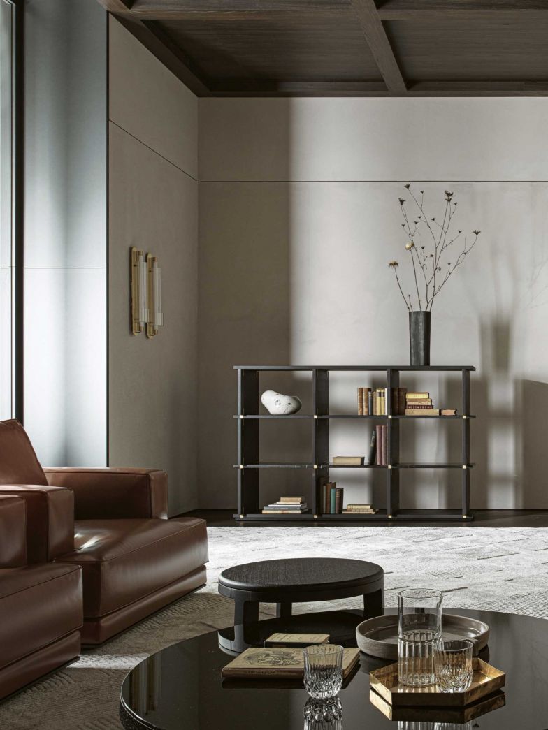 Ton in Ton – und doch sind es die feinen Unterschiede, die das freistehende, puristische Bücherregal «Card» von Michael Anastassiades so besonders machen: Schwarze Eiche trifft auf schwarzen Sahara Noir-Marmor, verbunden durch satinierte Messinggelenke. MOLTENI.IT