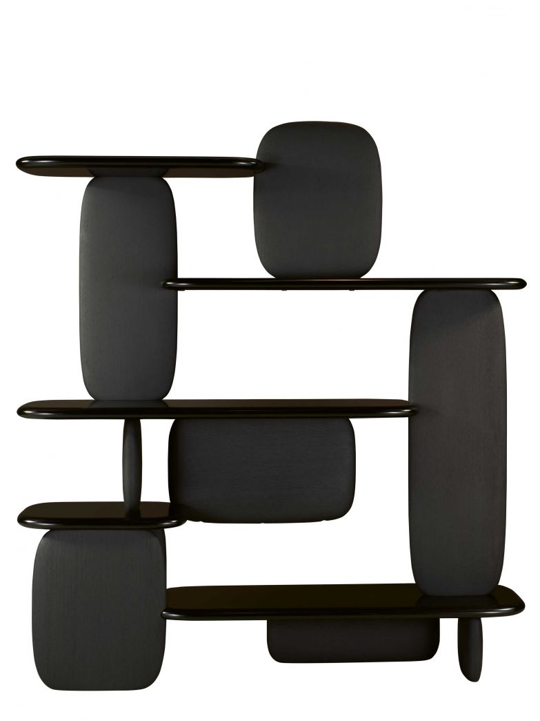 Wie ein massgeschneiderter Anzug schmiegt sich das von Paolo Cattelan entworfene Bücherregal «Harbour» mit seinen frei positionierbaren Trägern und Einlegeböden an die Wand. Ergänzt wird es durch raffinierte Boxen, deren gewölbte Glasseiten den Blick auf die darin aufbewahrten Objekte freigeben. CATTELANITALIA.COM