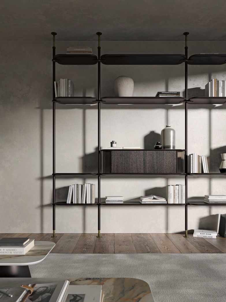 Wie ein massgeschneiderter Anzug schmiegt sich das von Paolo Cattelan entworfene Bücherregal «Harbour» mit seinen frei positionierbaren Trägern und Einlegeböden an die Wand. Ergänzt wird es durch raffinierte Boxen, deren gewölbte Glasseiten den Blick auf die darin aufbewahrten Objekte freigeben. CATTELANITALIA.COM