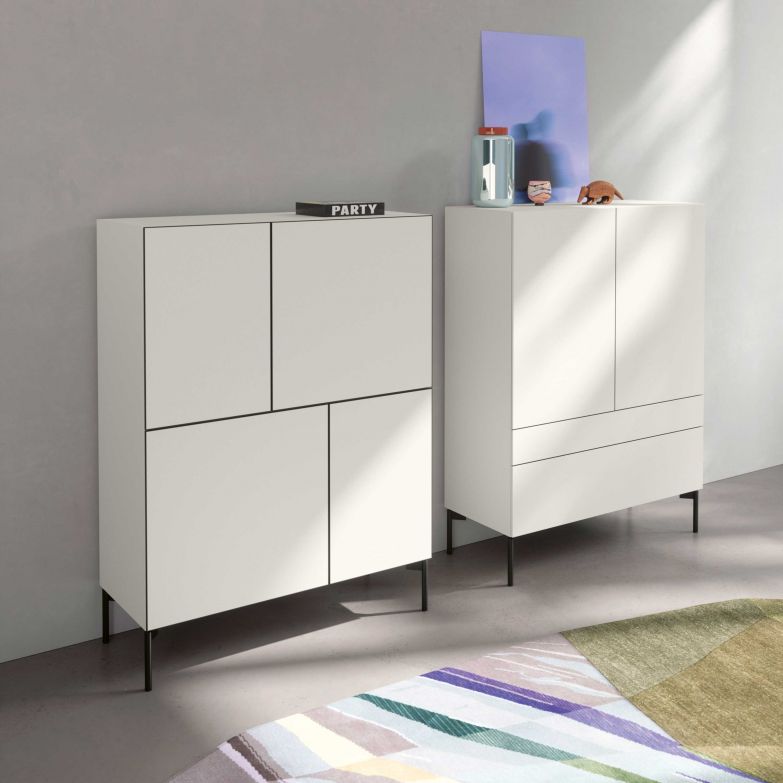 Mit Möbelsystemen wie «Case» lassen sich Sideboards und Kommoden von den Türen bis zu den Schubladen individuell gestalten. Neu sind filigrane Rahmenfronten,  die zudem vielfältige Kombinationen von Holz, Glas und Stahl ermöglichen, was bisher aufgrund unterschiedlicher Materialstärken nicht möglich war. Im Bild: Highboard  mit Rahmenfronten in Perlmutt-Lack. KETTNAKER.COM