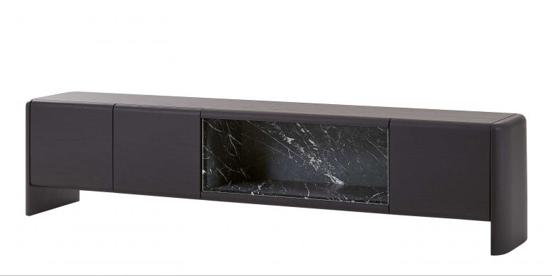 Mit «Duke» hat Jean-Marie Massaud eine Schrank­kollektion entworfen, die sich durch ein imposantes Volumen auszeichnet, dessen Komplexität durch geschwungene Linien aufgelockert wird. Die Schränke sind nicht nur in verschiedenen Höhen und Abmessungen erhältlich, sondern auch mit raffinierten Details wie einzelnen Elementen aus poliertem Marmor. POLIFORM.IT