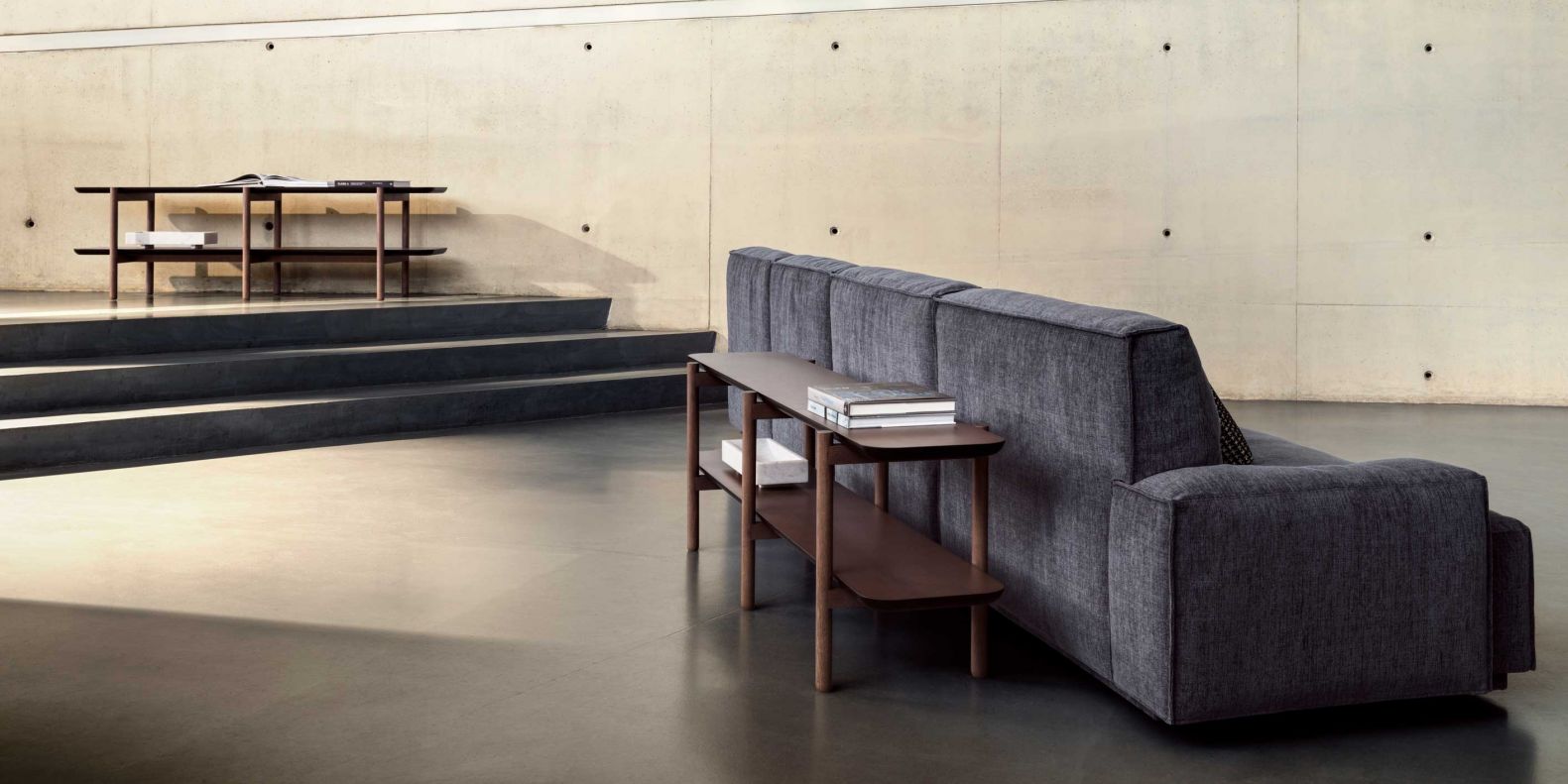 Die formale Schlichtheit, die alle Möbel der Kollektion «Stepan» auszeichnet, findet sich auch im Bücherregal wieder, das durch zwei horizontale Regalböden mit mattschwarz lackierten Kanten und Einlegeböden definiert wird. Design: David Lopez Quincoces. FRIGERIO.COM