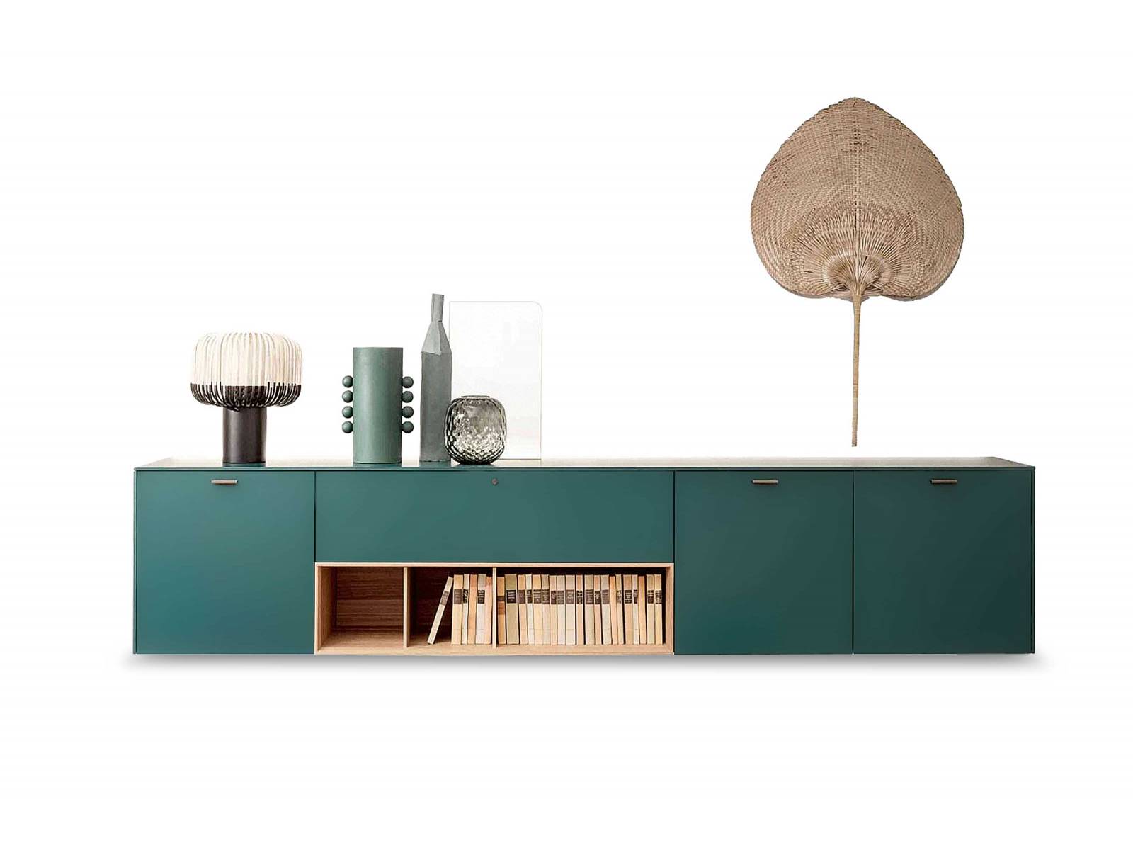 Manchmal sind es die kleinen Dinge, die etwas noch besser machen. Wie zum Beispiel die neue Push- und Pull-Funktion bei den Türen von «LT40», einem System für Stauraumlösungen, das durch sein Konzept individuelle Kombinationen ermöglicht. Design: David López Quincoces. Lema.