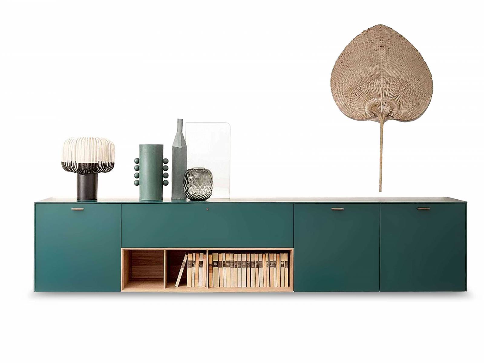 Manchmal sind es die kleinen Dinge, die etwas noch besser machen. Wie zum Beispiel die neue Push- und Pull-Funktion bei den Türen von «LT40», einem System für Stauraumlösungen, das durch sein Konzept individuelle Kombinationen ermöglicht. Design: David López Quincoces. Lema.