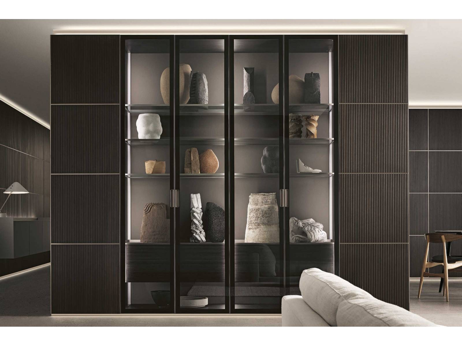 Das Regal- und Stauraumsystem Modulor wurde um neue Aufbewahrungsfunktionen wie Schubladen und Vitrinen erweitert. Das patentierte System gibt es in zahlreichen Ausführungen – es wird jeweils auf Kundenwunsch zusammengestellt. Rimadesio.