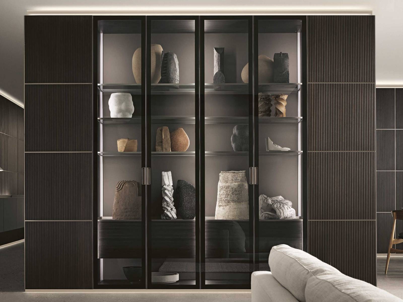 Das Regal- und Stauraumsystem Modulor wurde um neue Aufbewahrungsfunktionen wie Schubladen und Vitrinen erweitert. Das patentierte System gibt es in zahlreichen Ausführungen – es wird jeweils auf Kundenwunsch zusammengestellt. Rimadesio.