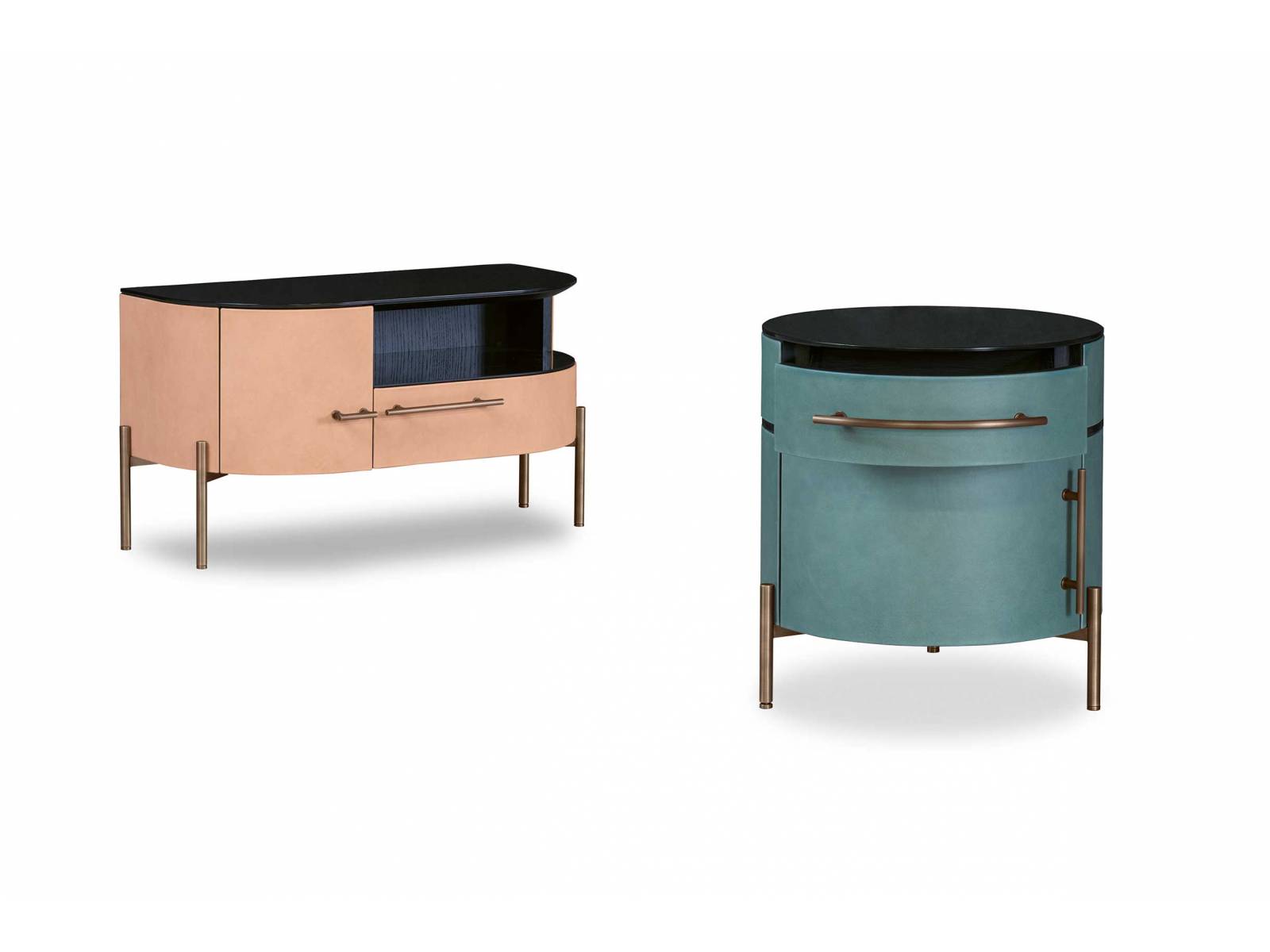 Mit «Plissé» haben die Designer Draga &amp; Aurel eine kleine Nachttischkollektion entworfen, die rund und kompakt daherkommt. Sie ist mit Leder eingefasst, das es in über hundert verschiedenen Farbvarianten gibt. Filigrane Beine aus brüniertem Metall und eine schwarz lackierte Glasplatte komplettieren das elegante Design. Baxter.