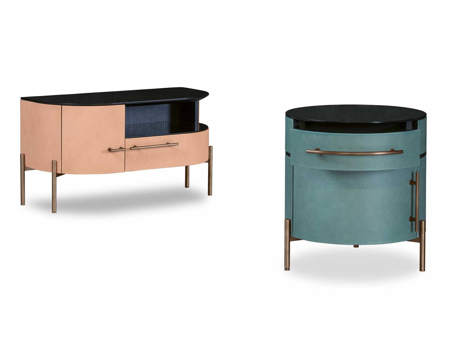 Mit «Plissé» haben die Designer Draga & Aurel eine kleine Nachttischkollektion entworfen, die rund und kompakt daherkommt. Sie ist mit Leder eingefasst, das es in über hundert verschiedenen Farbvarianten gibt. Filigrane Beine aus brüniertem Metall und eine schwarz lackierte Glasplatte komplettieren das elegante Design. Baxter.