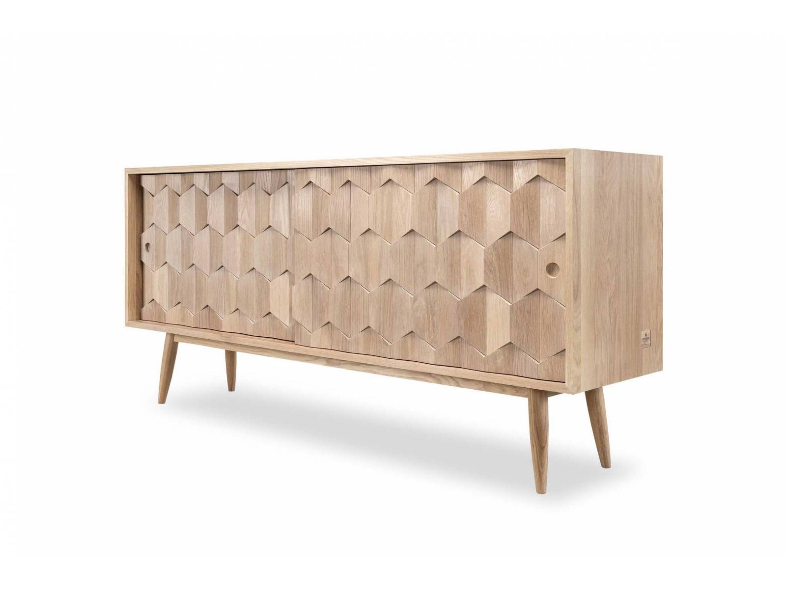 Ein richtiger Eyecatcher ist «Scarpa», das mit seiner wabenähnlichen Frontstruktur ins Auge fällt. Die Waben wurden in feinster Handarbeit zusammengefügt und verleihen dem ansonsten schlichten Design einen dynamischen Touch von hell und dunkel. Wewood.