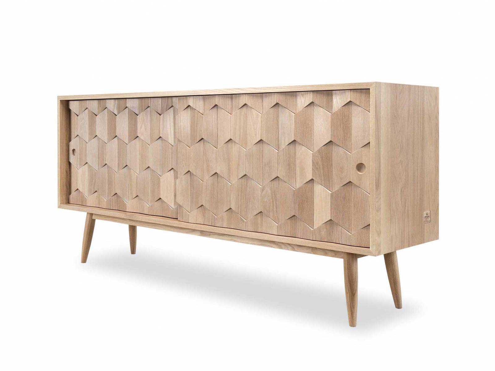 Ein richtiger Eyecatcher ist «Scarpa», das mit seiner wabenähnlichen Frontstruktur ins Auge fällt. Die Waben wurden in feinster Handarbeit zusammengefügt und verleihen dem ansonsten schlichten Design einen dynamischen Touch von hell und dunkel. Wewood.