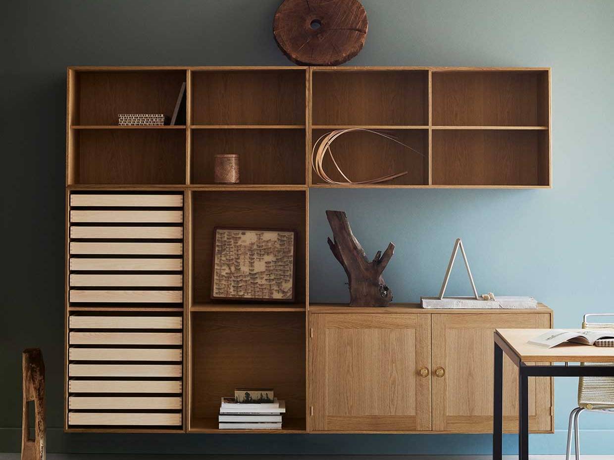 Es gibt Dinge, die kommen nie in die Jahre. Wie zum Beispiel das FK Bookcase System von Preben Fabricius und Jørgen Kastholm aus den 1970er-Jahren. Materialien, Handwerk und Funktionalität machen es möglich, das Möbel nach individuellen Vorlieben auszustatten – mit Einlegeböden, Schubladen und Türen. Carl Hansen & Søn.
