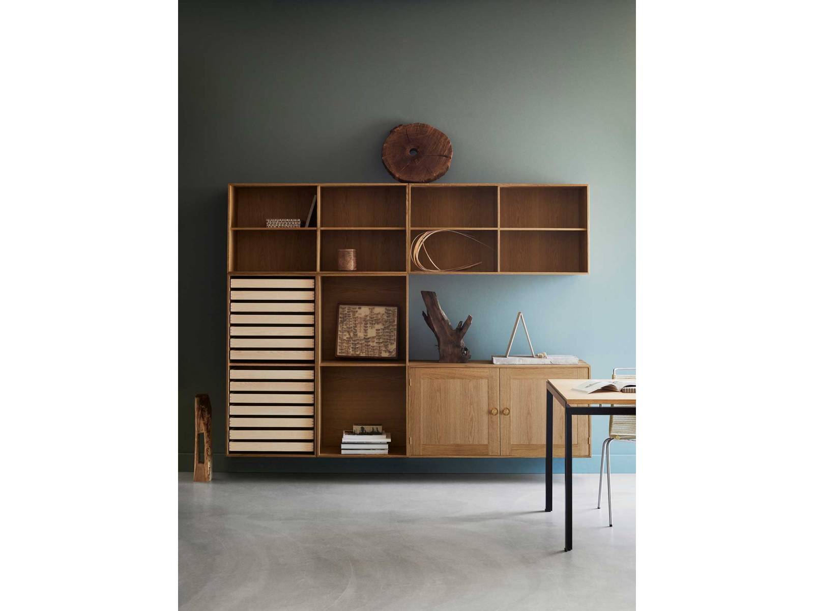 Es gibt Dinge, die kommen nie in die Jahre. Wie zum Beispiel das FK Bookcase System von Preben Fabricius und Jørgen Kastholm aus den 1970er-Jahren. Materialien, Handwerk und Funktionalität machen es möglich, das Möbel nach individuellen Vorlieben auszustatten – mit Einlegeböden, Schubladen und Türen. Carl Hansen &amp; Søn.