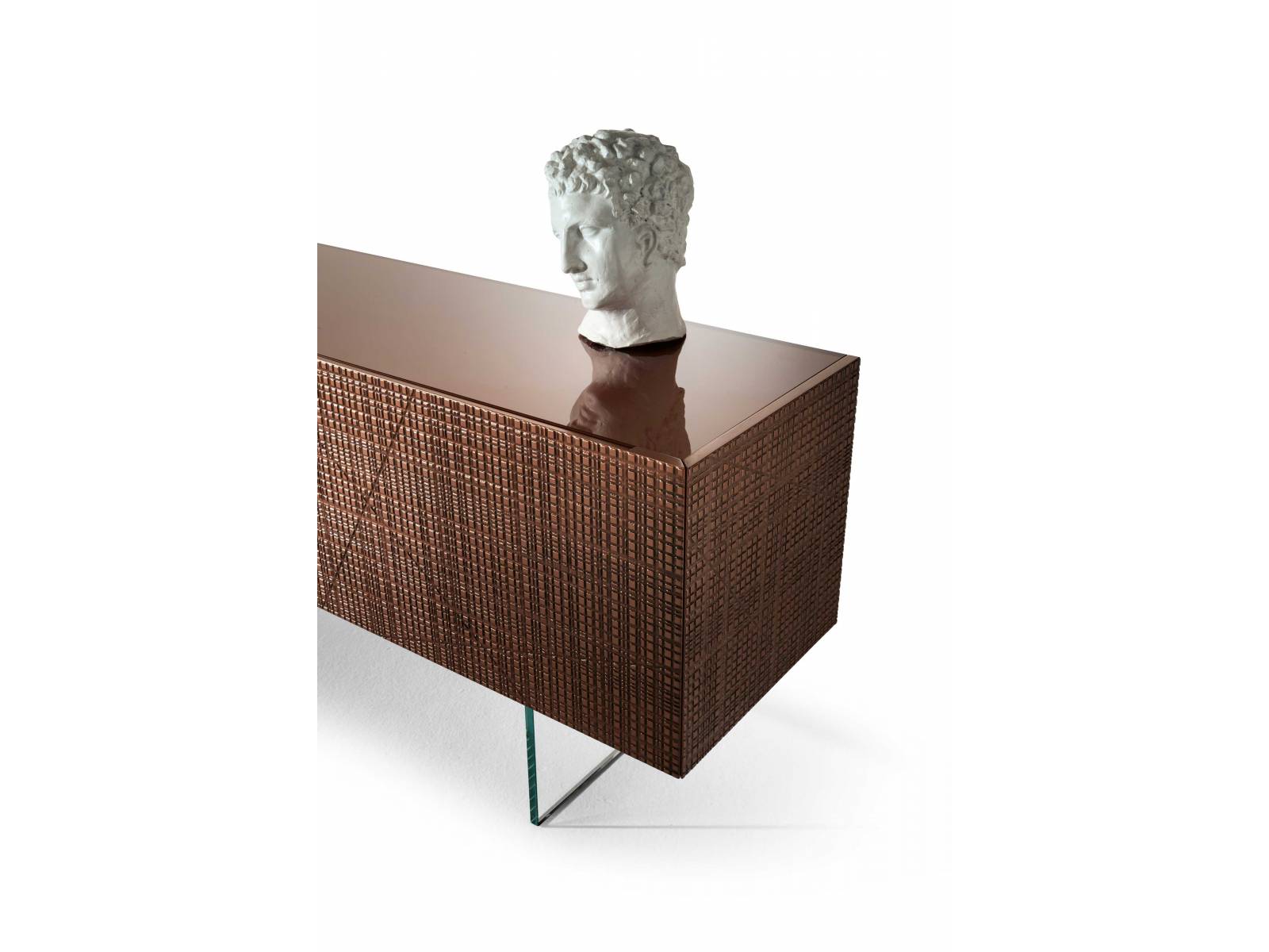 Zum 20-jährigen Jubiläum des italienischen Unternehmens hat Bartoli Design das Sideboard «Maxima» in einer limitierten Ausführung entwickelt, bei der flüssiges Kupfer in eine spannungsvolle Oberfläche gegossen wurde. Gleichzeitig wird der Körper von transparenten Glasbeinen getragen. Laurameroni.
