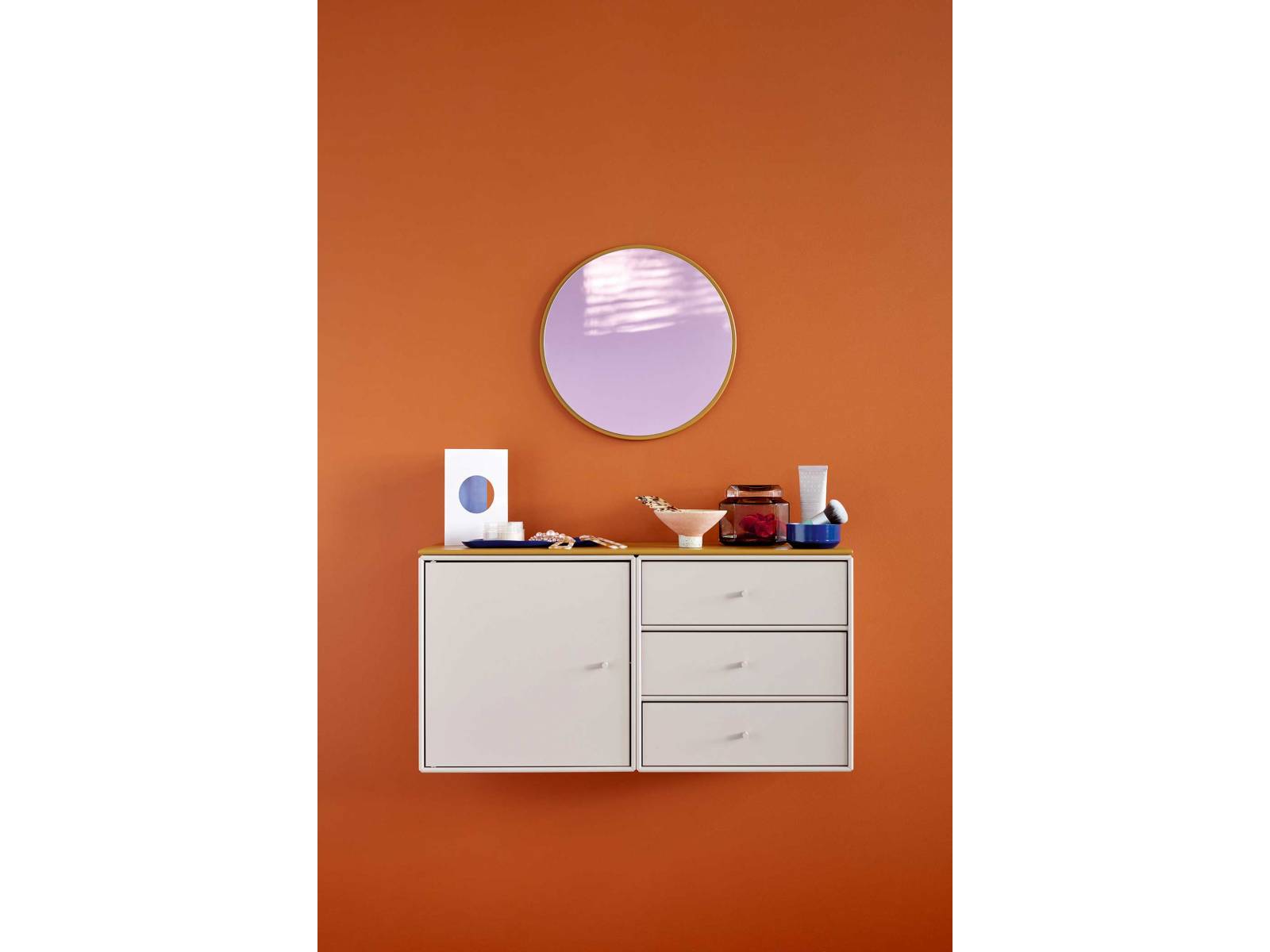 Neue Schubladen-, Spiegel- und Pinnwandelemente ergänzen die erfolgreiche Mini-Serie und bieten dadurch noch mehr kreativen Spielraum für individuell gestaltete Aufbewahrungsmöbel. Die Module sind 25 Zentimeter tief und aus dem bewährten Montana-MDF hergestellt. Montana.