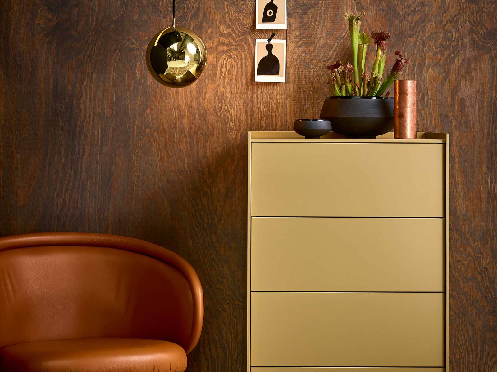 Die filigrane Kommodenserie Lean Box steht vorne auf einer schlichten Kufe, die sich wie ein Rahmen um das ganze Möbel fortsetzt. Es gibt sie in verschiedenen Grössen und Ausführungen – mit Schubkästen, Fachböden und Türen. Unser Liebling ist die Farbversion in Gold Metallic-Lack. Möller Design.