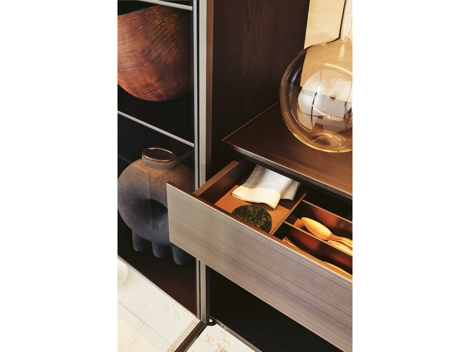 Die Sideboard-Kollektion Code kann ganz nach eigenem Gusto zusammengestellt werden. Zur Auswahl stehen verschiedene Materialien und Ausführungen. Neu gibt es auch offene Fächer, Schubladen, Flügel- oder Klapptüren, die jedem Sideboard einen anderen Stil verleihen. Poliform.